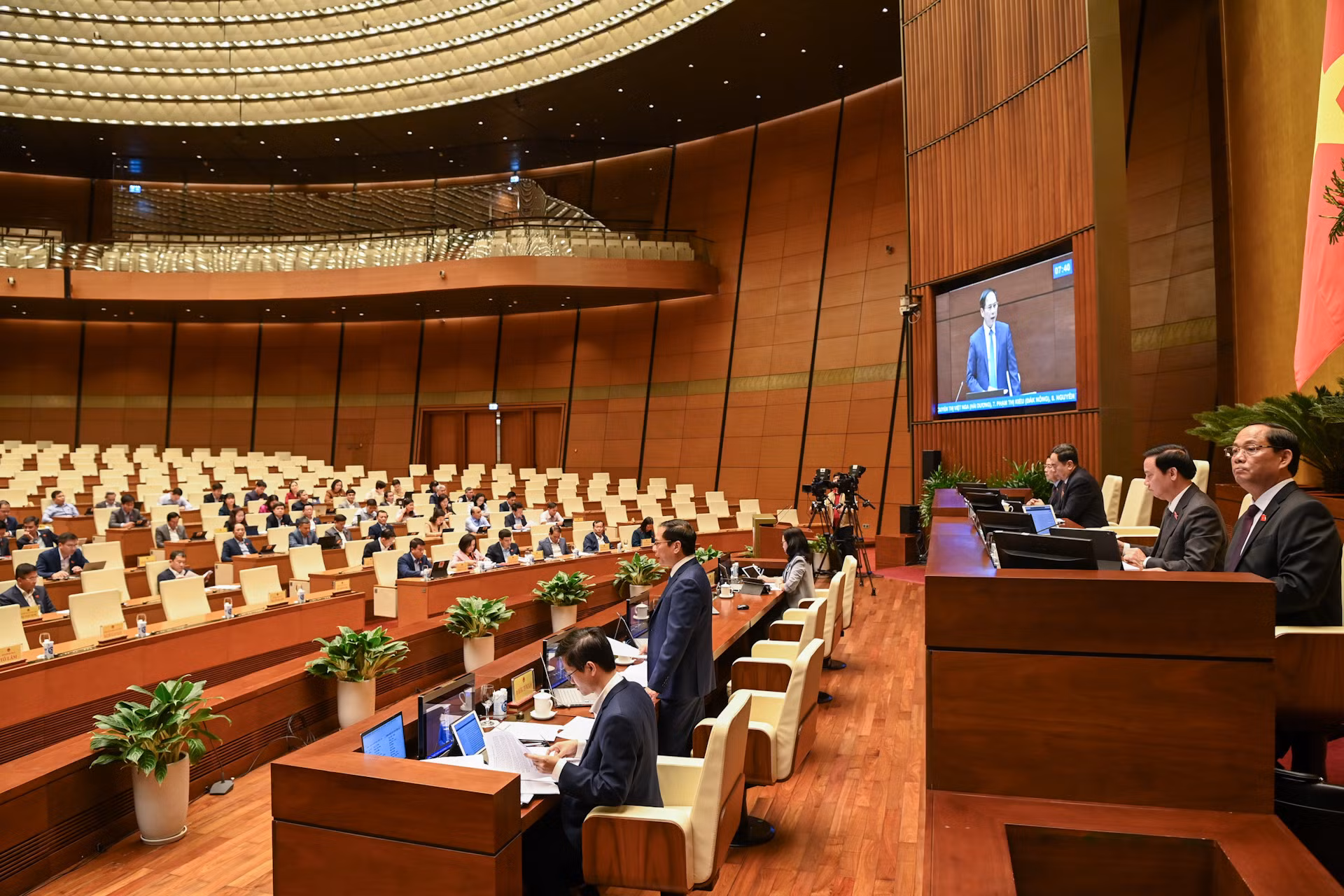 Nội dung chất vấn tập trung về công tác bảo hộ công dân Việt Nam ở nước ngoài; triển khai các thỏa thuận song phương, đa phương và giải pháp thúc đẩy thực hiện các thỏa thuận hợp tác kinh tế, thương mại, đầu tư; hoạt động xúc tiến và quảng bá du lịch Việt Nam với thế giới…