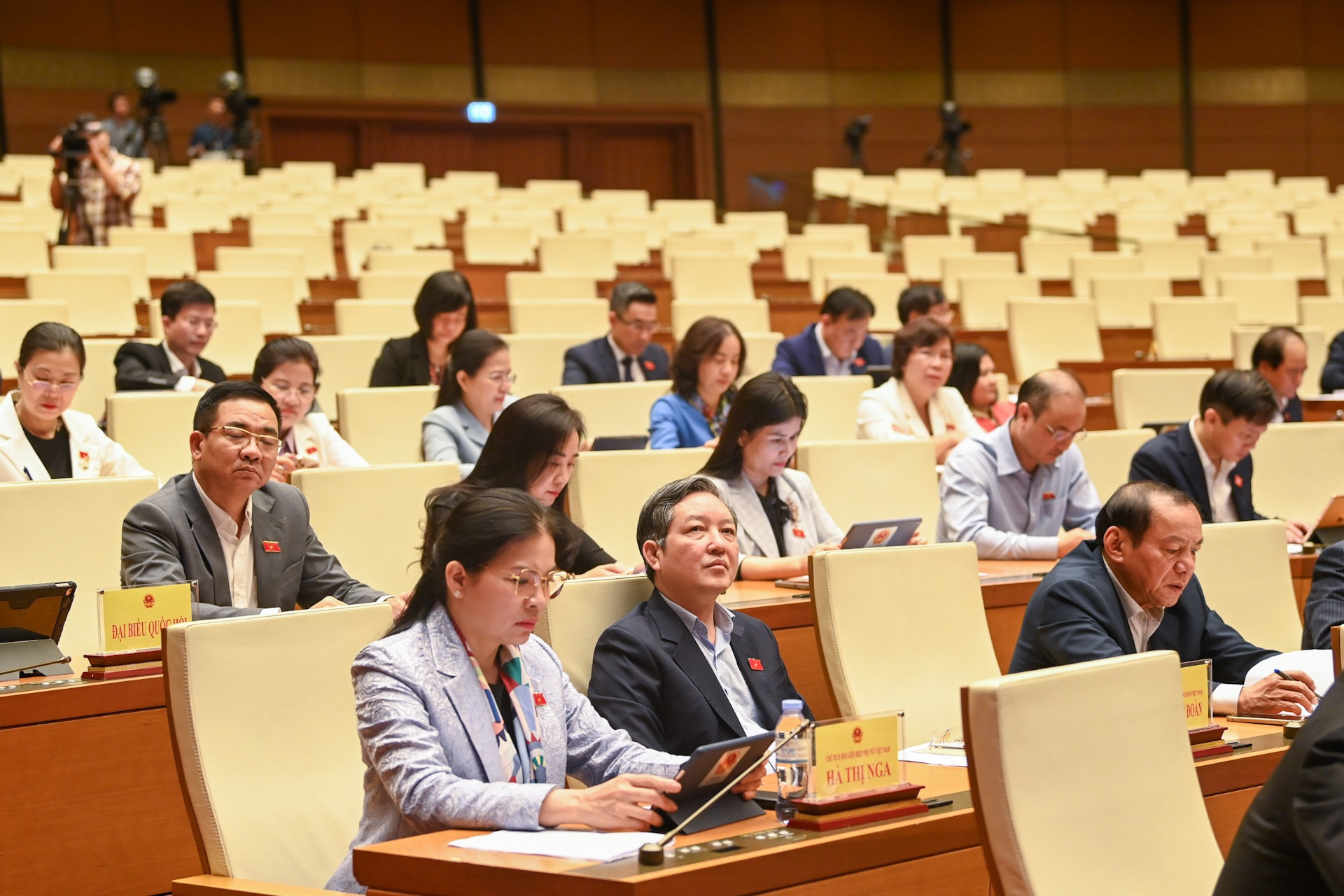 Các đại biểu Quốc hội dự phiên họp tại hội trường Diên Hồng.