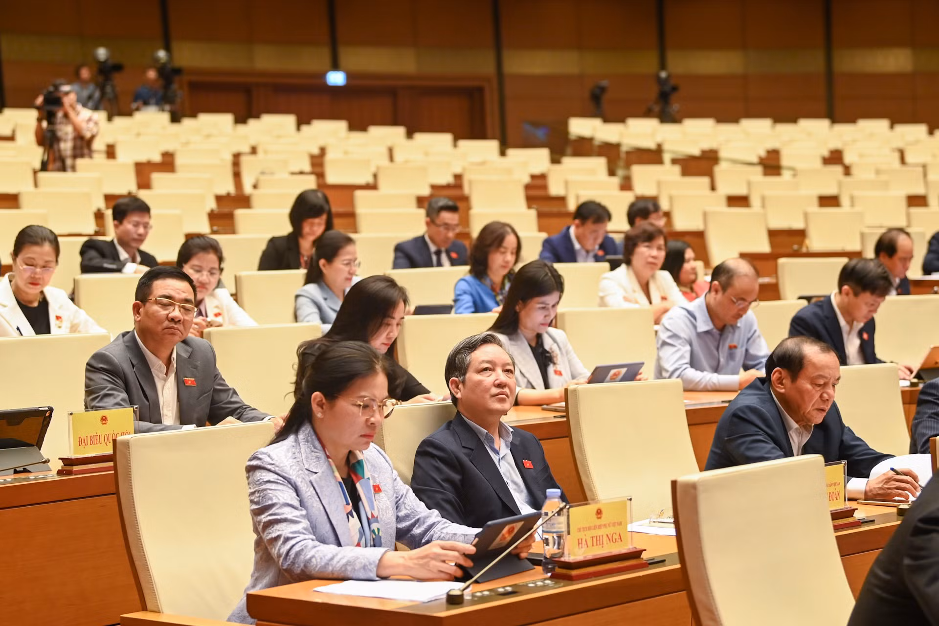 Các đại biểu Quốc hội dự phiên họp tại hội trường Diên Hồng.