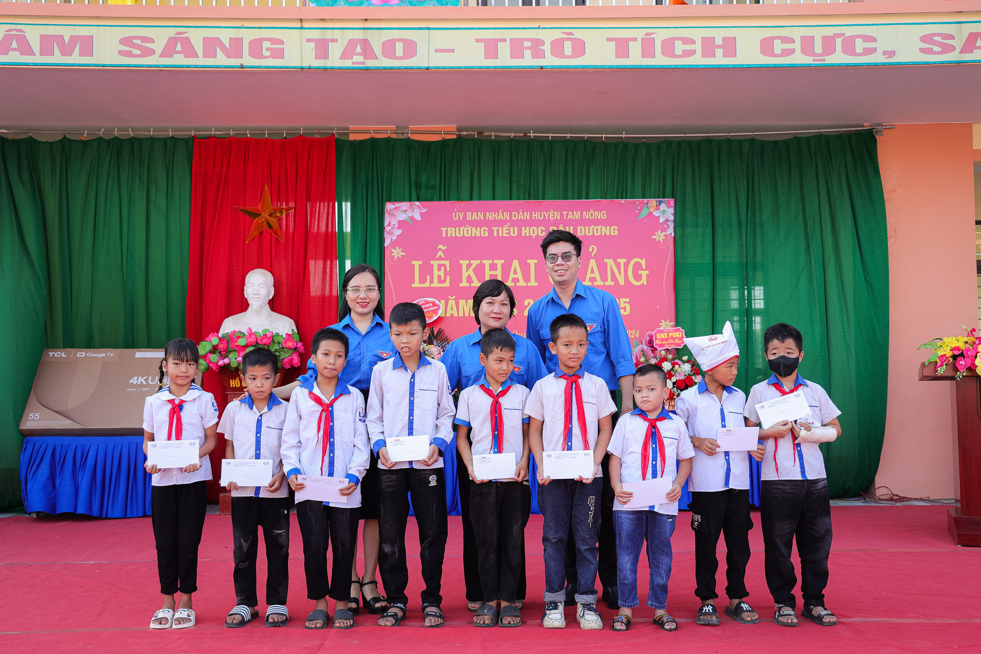 Đại diện Đoàn Thanh niên Báo Nhân Dân và các đơn vị đồng hành trao 19 suất học bổng tặng các em học sinh có hoàn cảnh khó khăn của Trường tiểu học Dậu Dương.