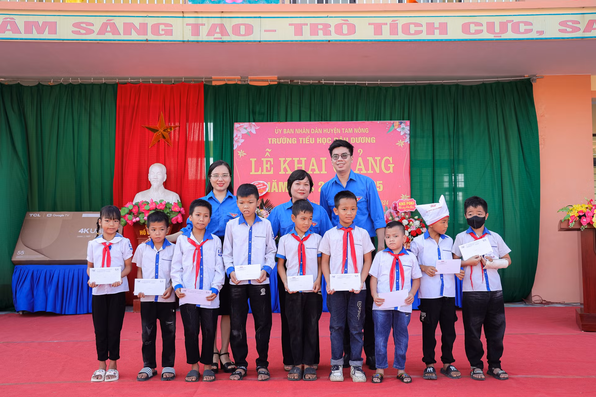 Đại diện Đoàn Thanh niên Báo Nhân Dân và các đơn vị đồng hành trao 19 suất học bổng tặng các em học sinh có hoàn cảnh khó khăn của Trường tiểu học Dậu Dương.