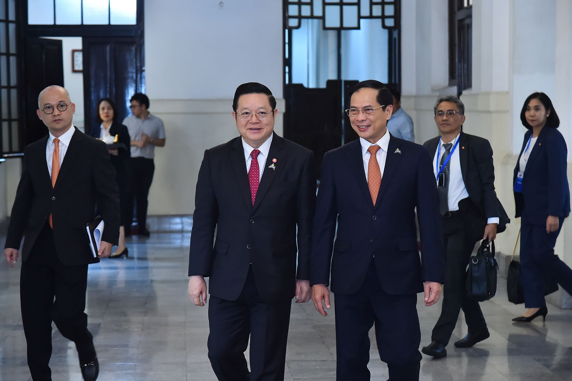 Bộ trưởng Ngoại giao Bùi Thanh Sơn trao đổi với Tổng Thư ký ASEAN Kao Kim Hourn bên lề buổi tiếp.