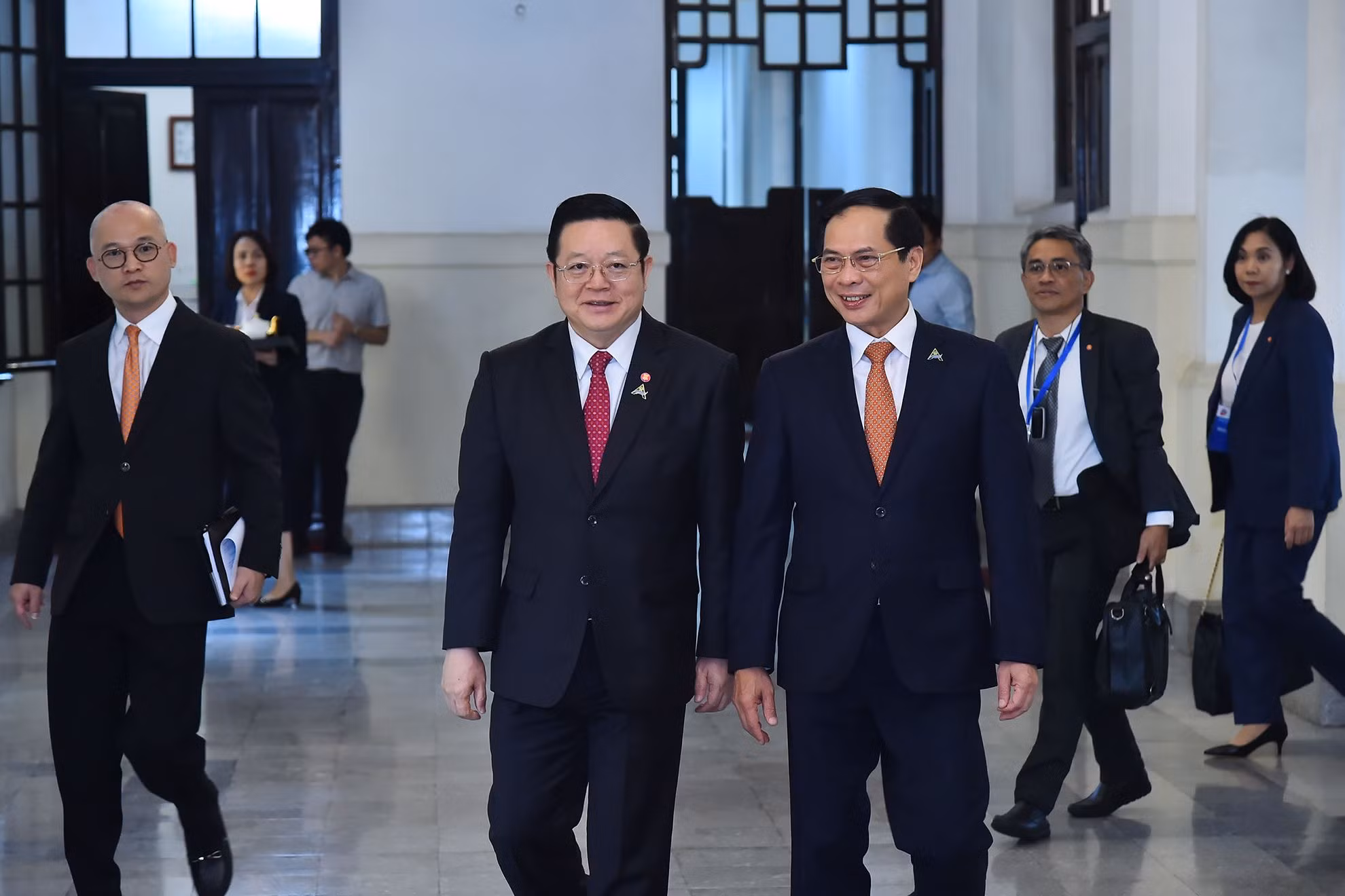 Bộ trưởng Ngoại giao Bùi Thanh Sơn trao đổi với Tổng Thư ký ASEAN Kao Kim Hourn bên lề buổi tiếp.