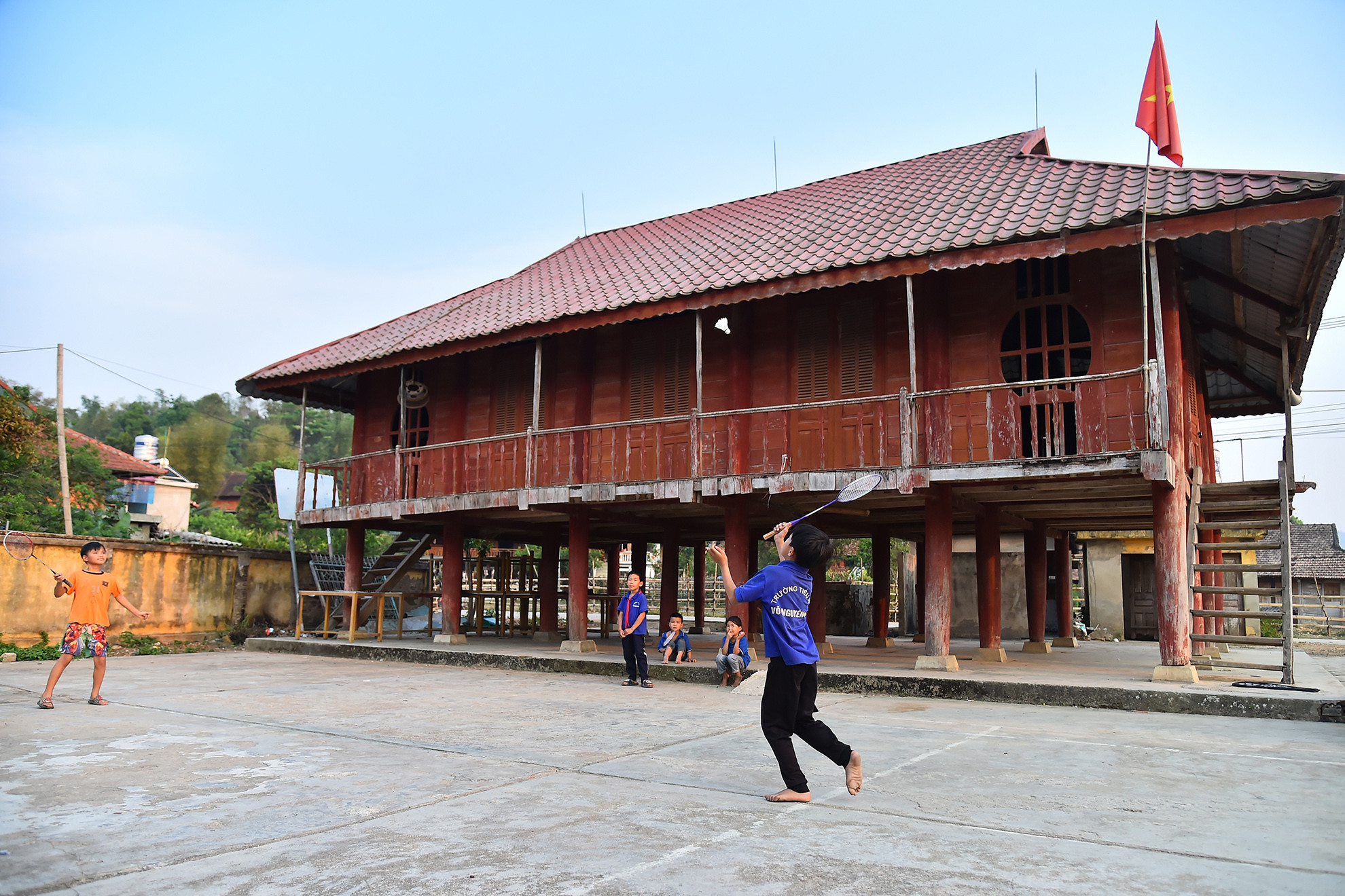 Không khó để nhận thấy nét đặc sắc ở Che Căn là những ngôi nhà sàn truyền thống nhuốm màu thời gian của đồng bào dân tộc Thái, lấp ló giữa màu xanh bạt ngàn của núi rừng. Không khó để nhận thấy nét đặc sắc ở Che Căn là những ngôi nhà sàn truyền thống nhuốm màu thời gian của đồng bào dân tộc Thái, lấp ló giữa màu xanh bạt ngàn của núi rừng.