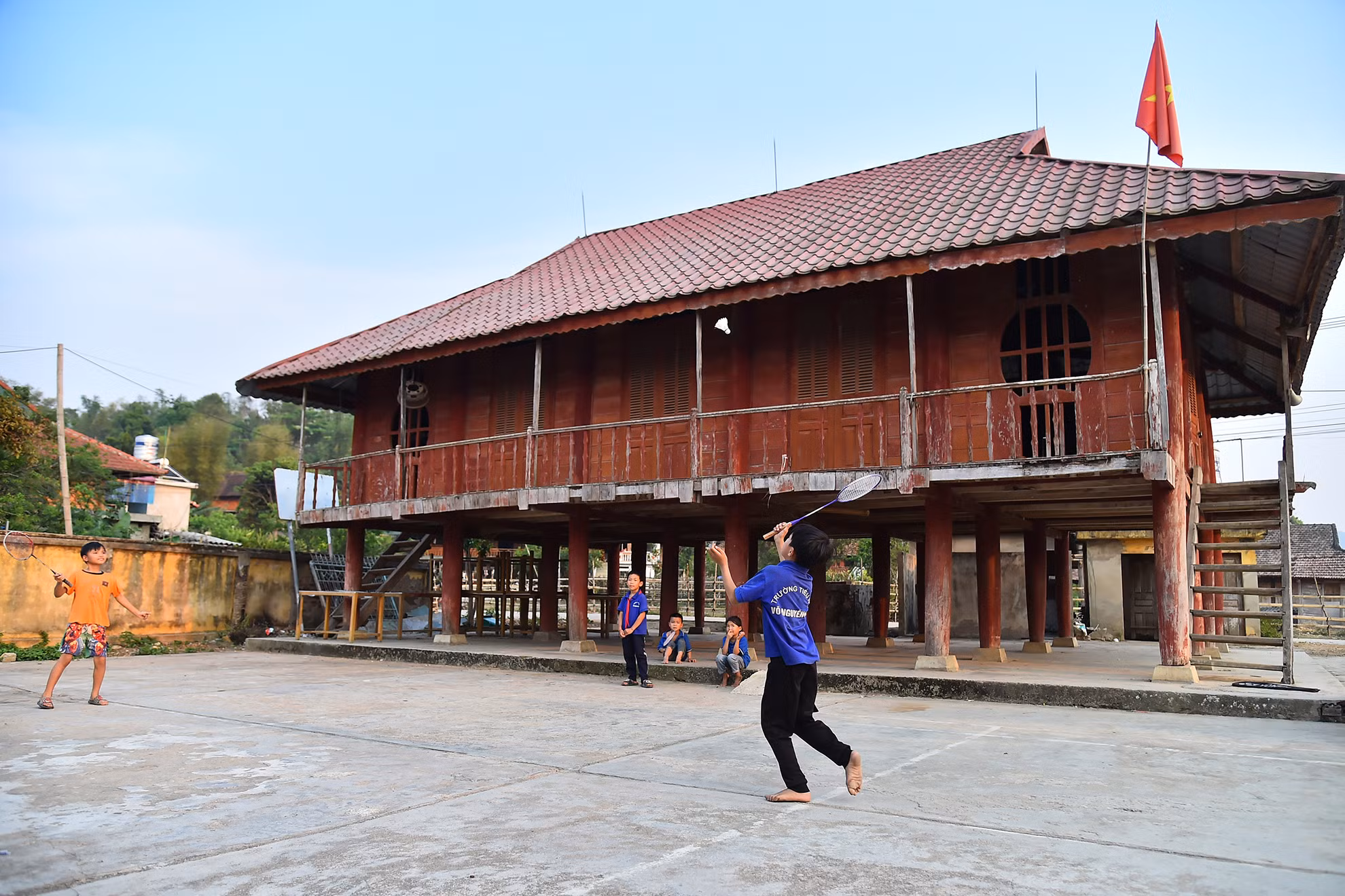 Không khó để nhận thấy nét đặc sắc ở Che Căn là những ngôi nhà sàn truyền thống nhuốm màu thời gian của đồng bào dân tộc Thái, lấp ló giữa màu xanh bạt ngàn của núi rừng.