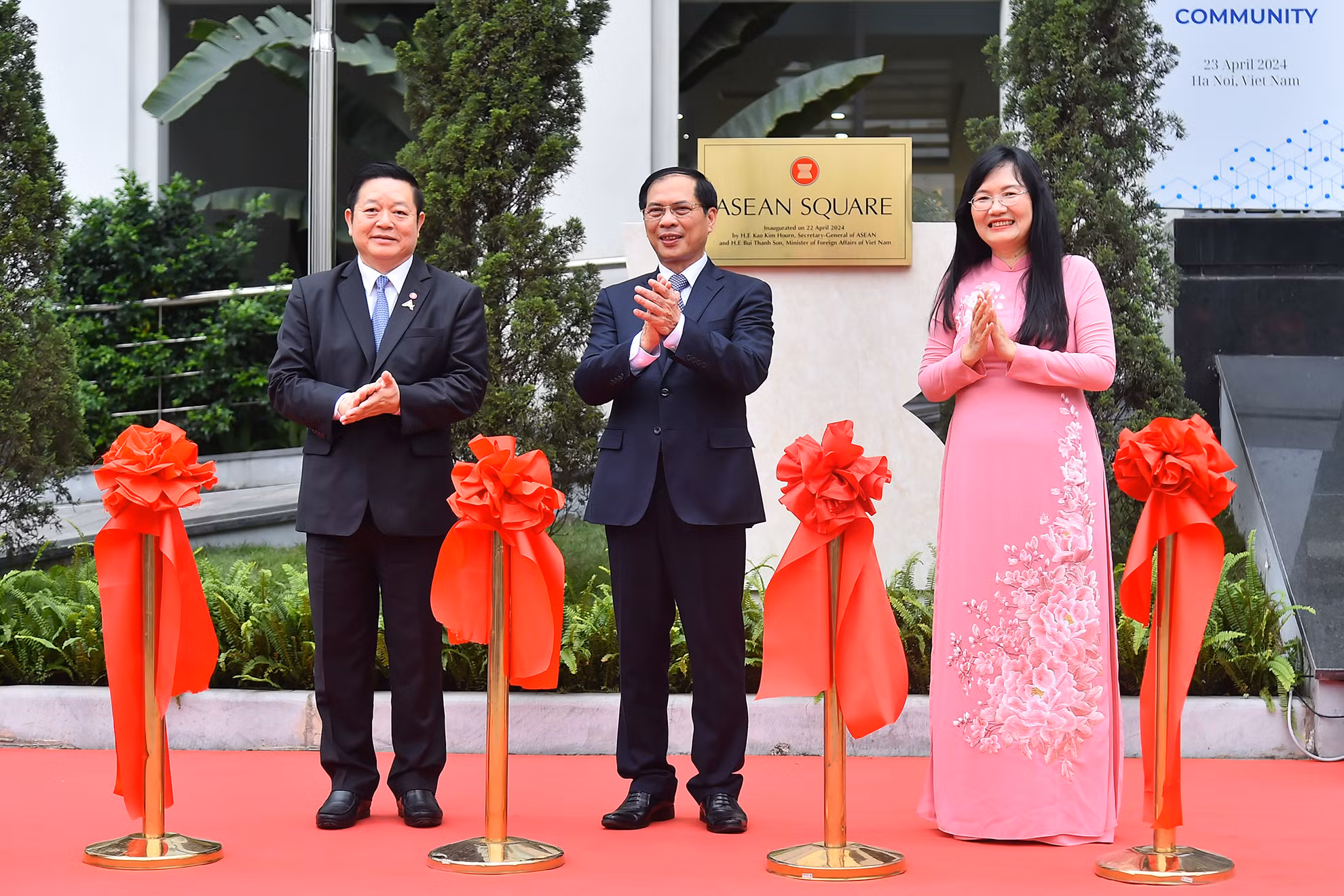 Bộ trưởng Ngoại giao Bùi Thanh Sơn, Tổng Thư ký ASEAN Kao Kim Hourn và Quyền Giám đốc Học viện Ngoại giao Phạm Lan Dung thực hiện nghi thức cắt băng khánh thành Quảng trường ASEAN.