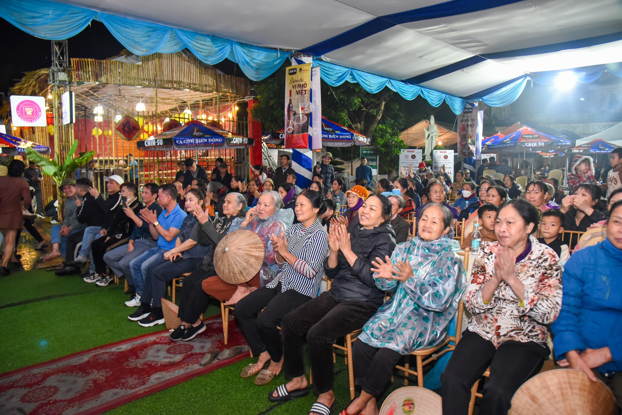 Chương trình được sự đón nhận vô cùng đông đảo đến từ người dân trong làng.