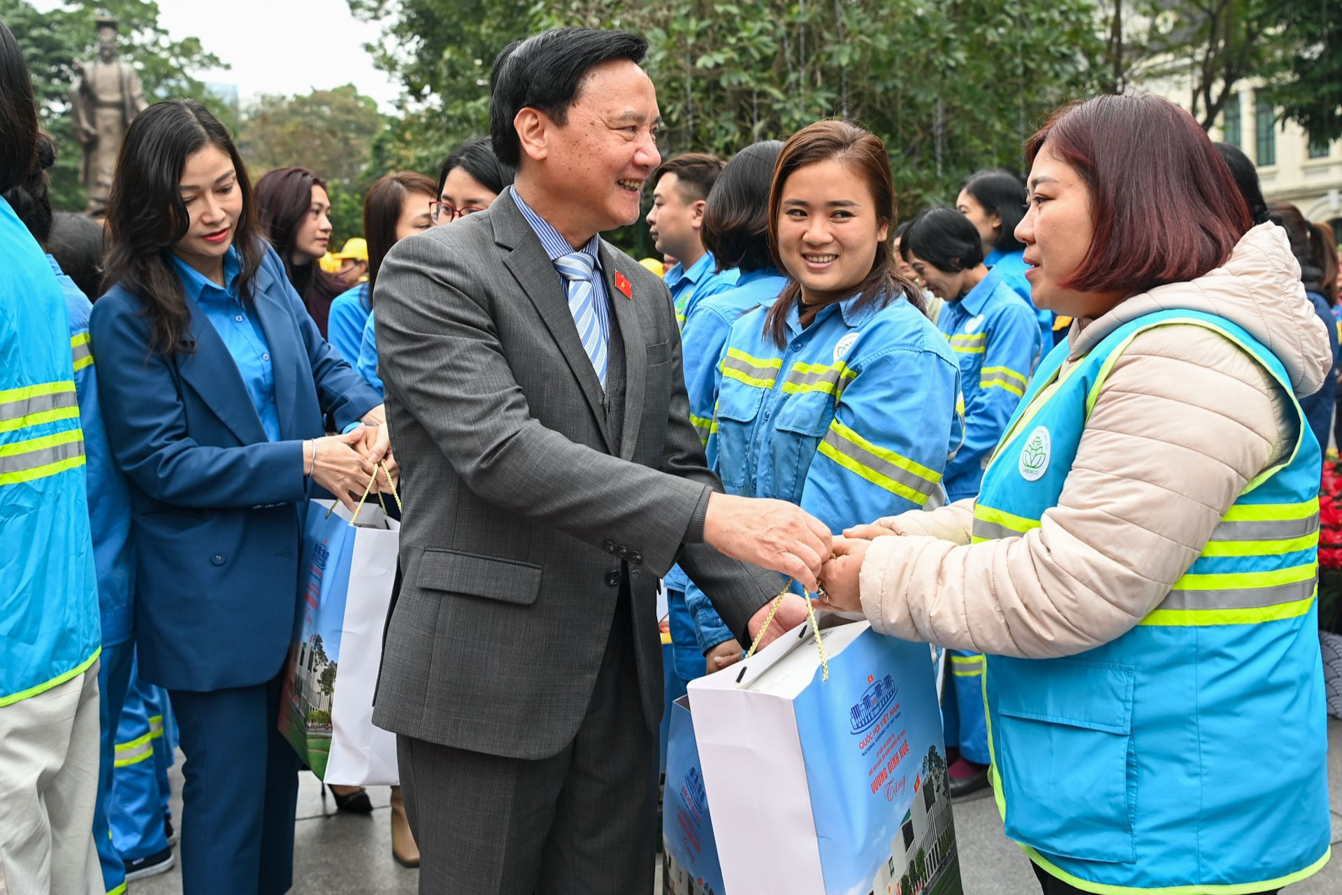 Phó Chủ tịch Quốc hội Nguyễn Khắc Định tặng quà cho đại diện công nhân lao động Thủ đô.