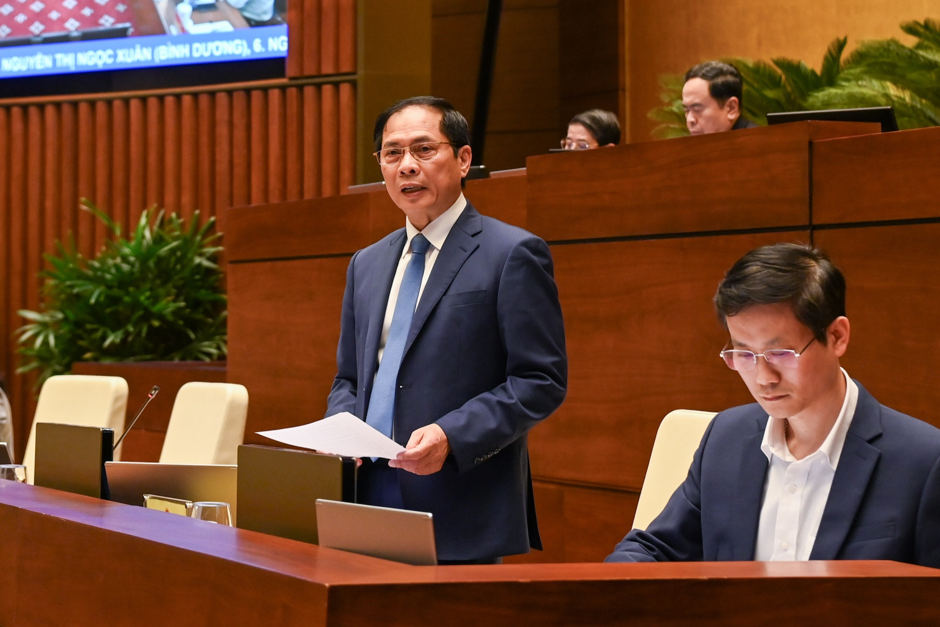 Bộ trưởng Ngoại giao Bùi Thanh Sơn trả lời chất vấn các vấn đề đại biểu Quốc hội nêu.