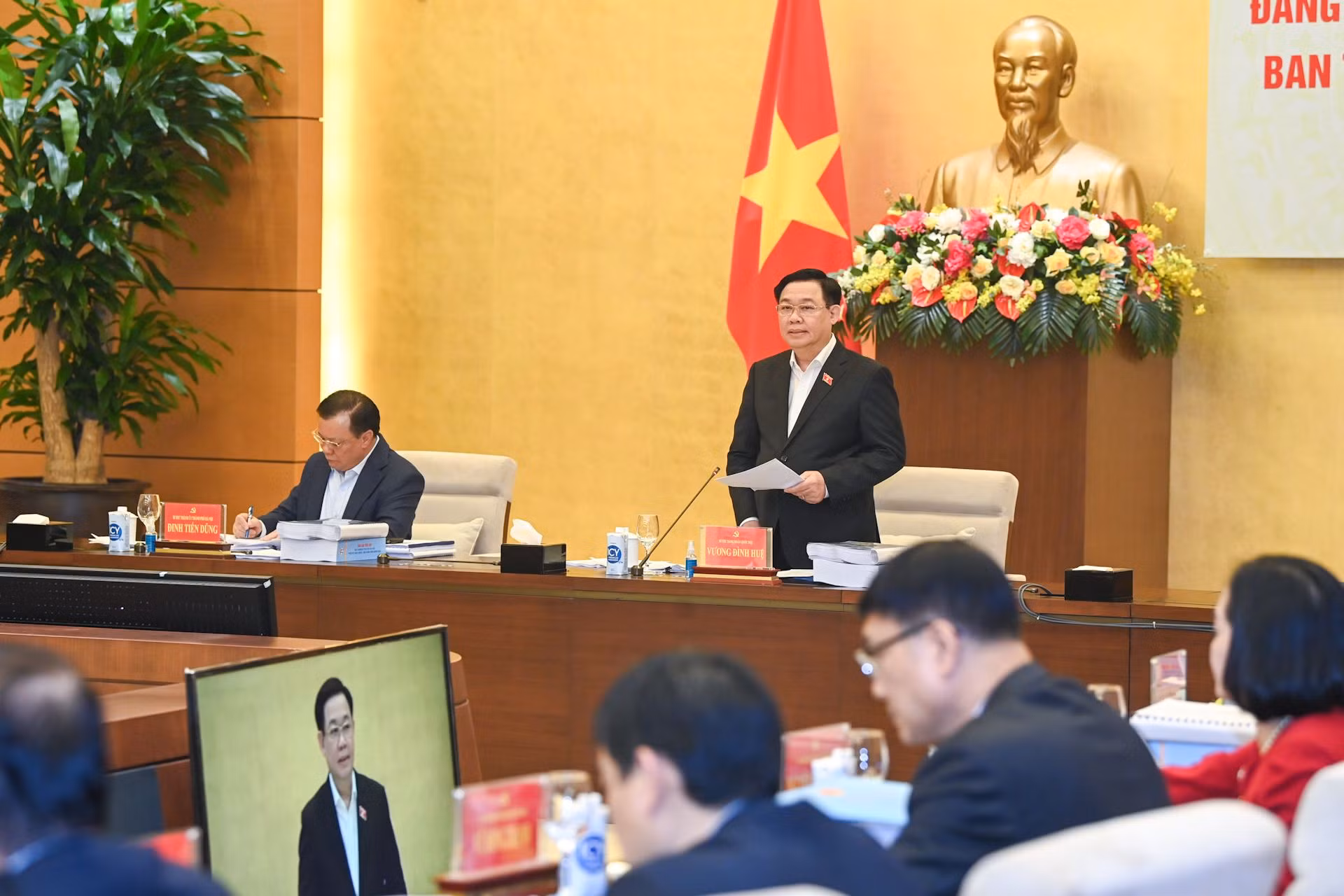 Chủ tịch Quốc hội Vương Đình Huệ phát biểu tại cuộc làm việc.