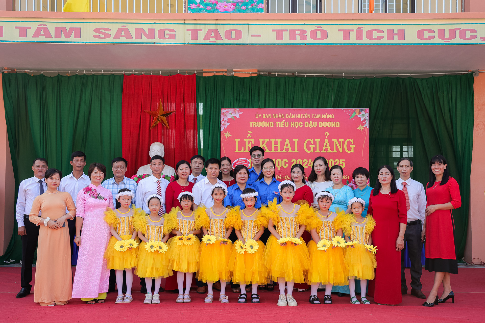 Đại diện Đoàn Thanh niên Báo Nhân Dân chụp ảnh cùng các thầy cô giáo, các em học sinh Trường tiểu học Dậu Dương.