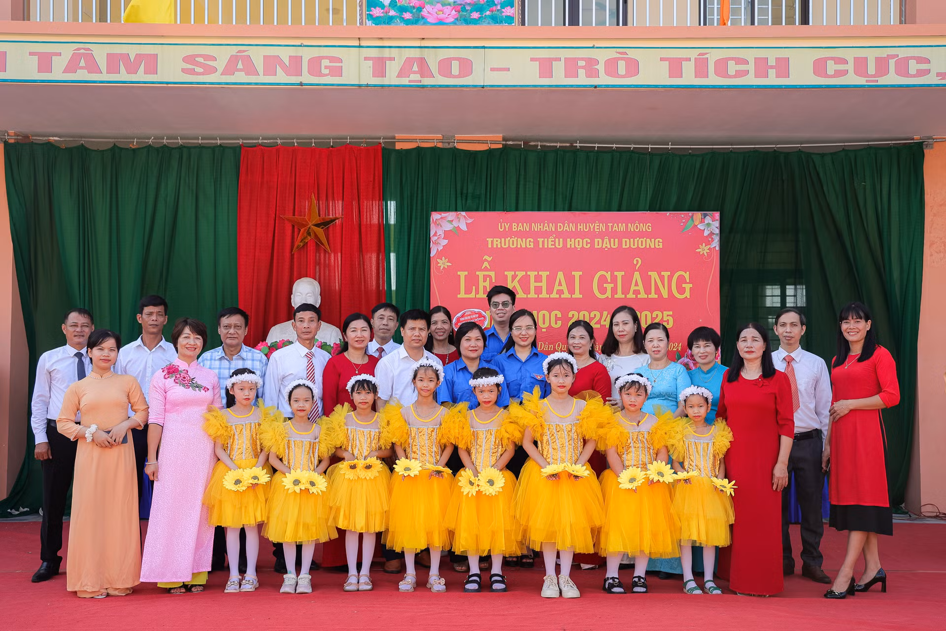 Đại diện Đoàn Thanh niên Báo Nhân Dân chụp ảnh cùng các thầy cô giáo, các em học sinh Trường tiểu học Dậu Dương.