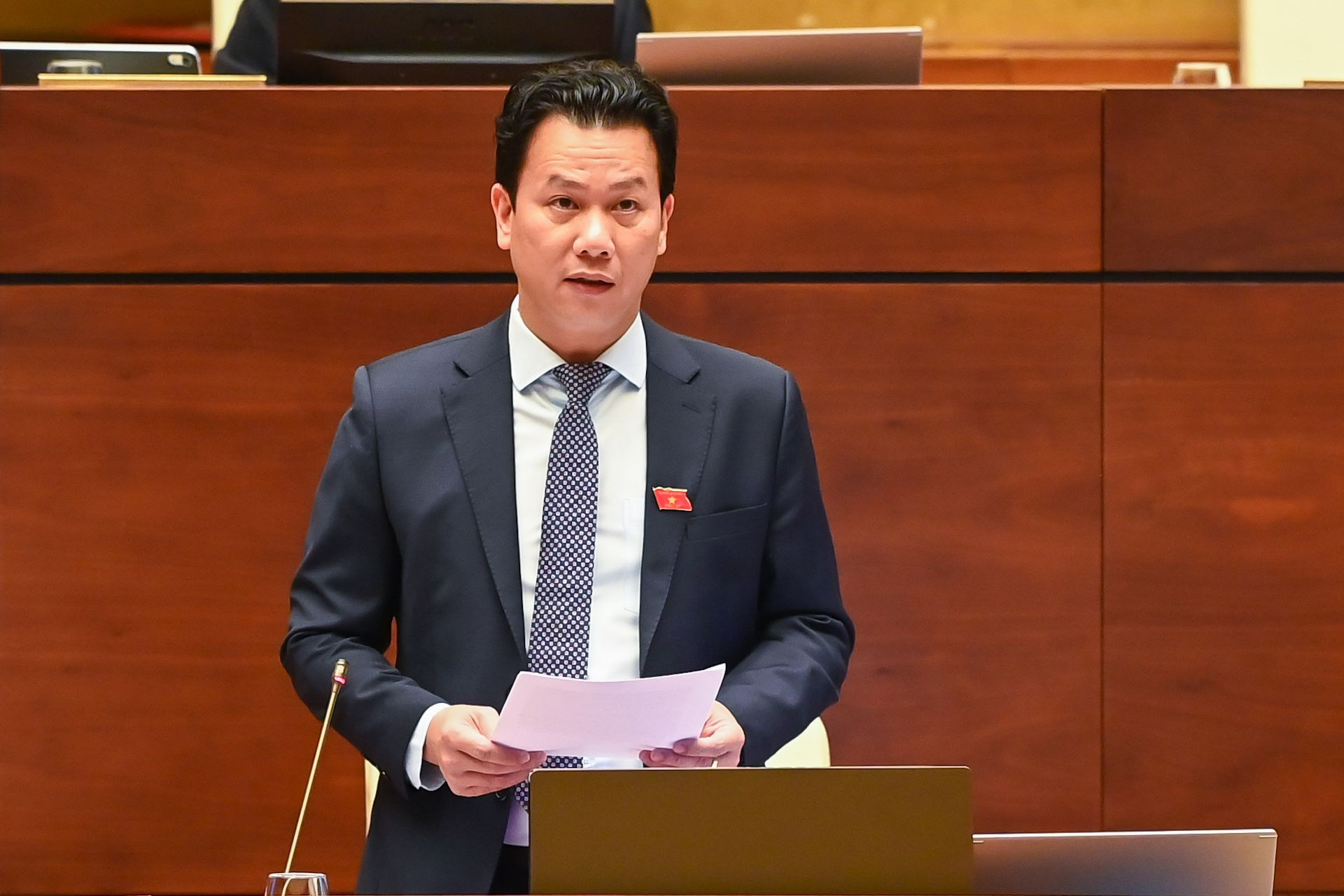 Bộ trưởng Tài nguyên và Môi trường Đặng Quốc Khánh phát biểu mở đầu trước khi nhận câu hỏi chất vấn từ các đại biểu Quốc hội.