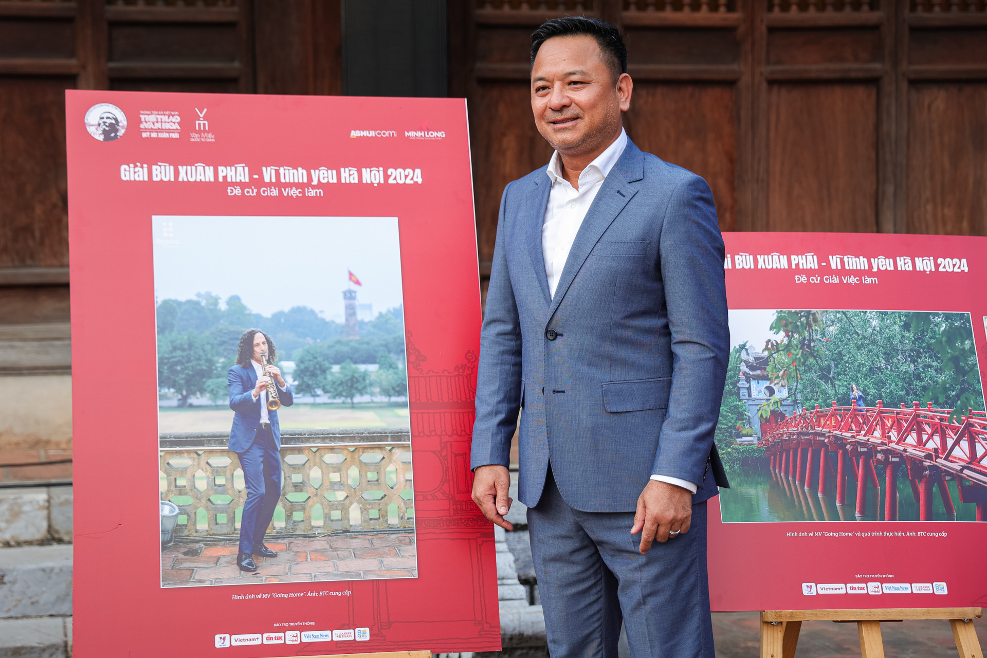 Ông Nguyễn Thùy Dương - Chủ tịch IB Group Việt Nam bên cạnh Đề cử Giải Việc làm “Quảng bá du lịch Hà Nội qua MV ‘Going Home’ của nghệ sĩ saxophone Kenny G”.