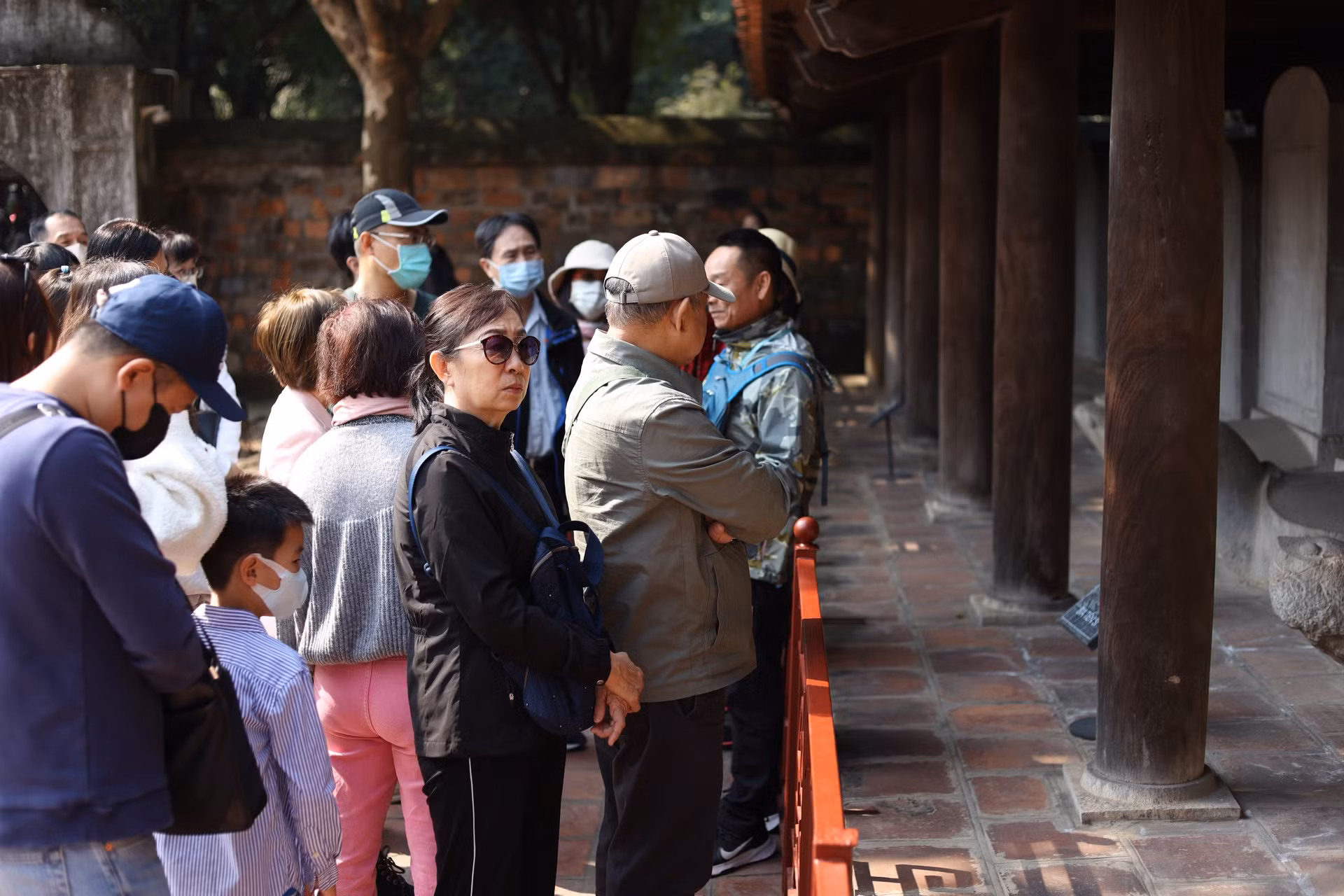 Du khách tham quan khu vực bia Tiến sĩ, Di sản tư liệu thế giới được UNESCO công nhận. Tại đây có mã QR trên các tấm biển thông tin để người dân có thể quét mã để tìm hiểu về từng tấm bia tiến sĩ.