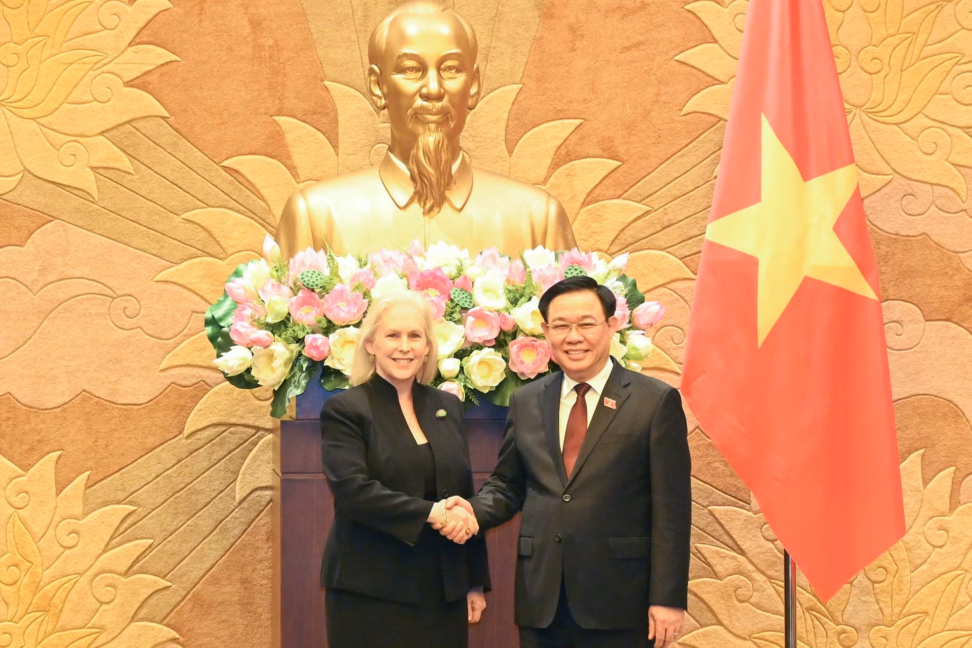 Chủ tịch Quốc hội Vương Đình Huệ và Thượng Nghị sĩ Kirsten Gillibrand tại buổi tiếp.