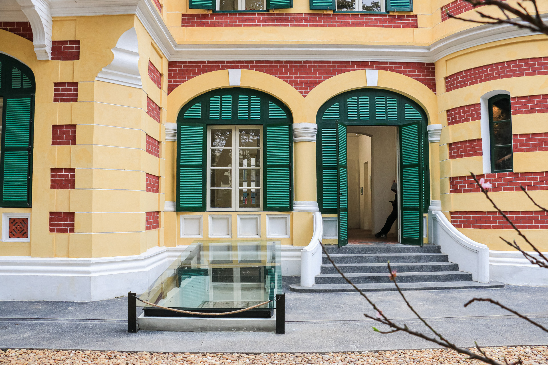 Công trình có tổng diện tích 993m2, trong đó có 400m2 mặt sàn, còn lại là thảm cỏ, lối đi. Căn biệt thự có 2 tầng được sơn màu vàng và đỏ đậm. Bên trái bậc tam cấp dẫn vào nhà là một khoảng sân lắp kính cho khách tham quan hình dung được phần nền cũ, thấp hơn nửa mét so với mặt đất.