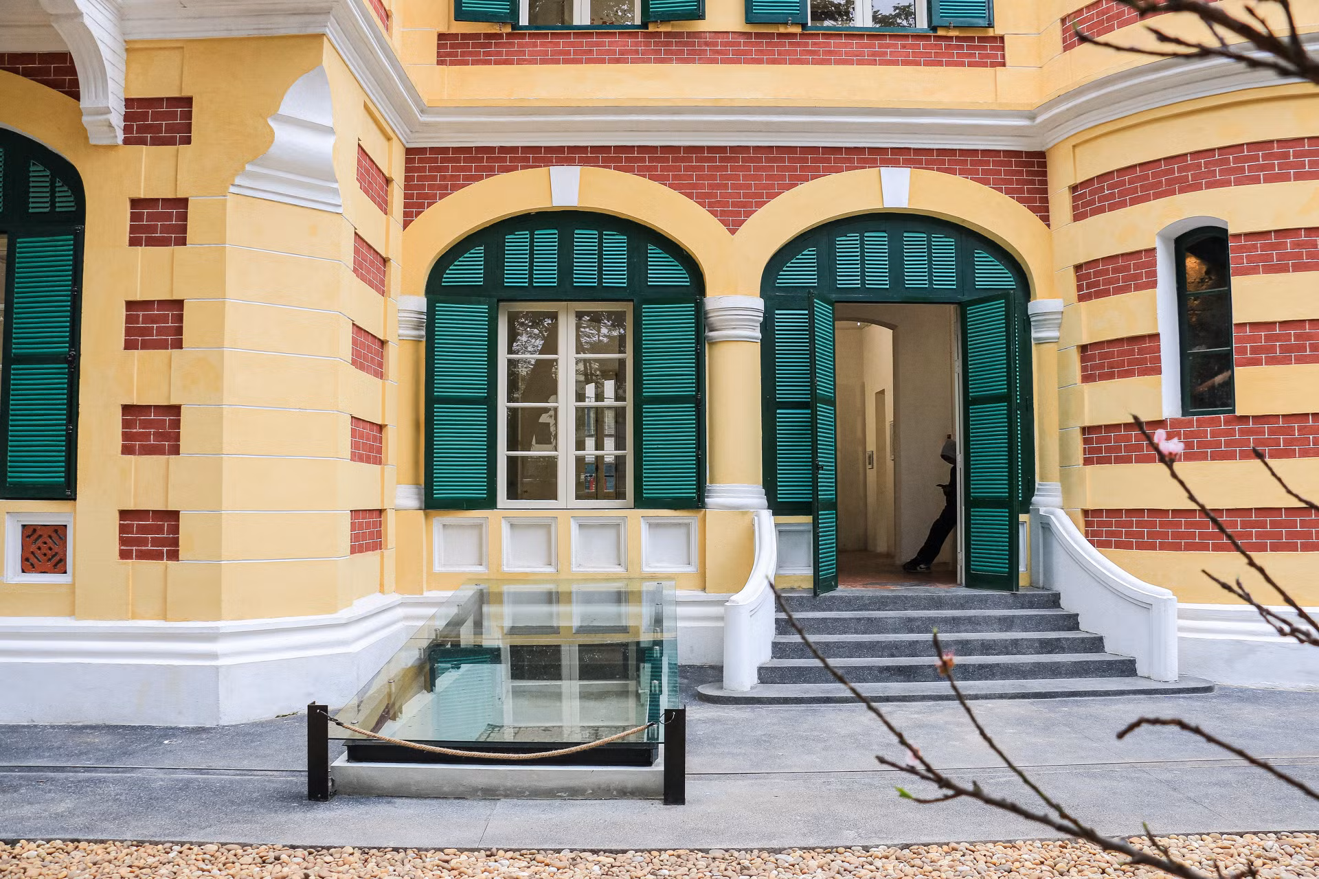 Công trình có tổng diện tích 993m2, trong đó có 400m2 mặt sàn, còn lại là thảm cỏ, lối đi. Căn biệt thự có 2 tầng được sơn màu vàng và đỏ đậm. Bên trái bậc tam cấp dẫn vào nhà là một khoảng sân lắp kính cho khách tham quan hình dung được phần nền cũ, thấp hơn nửa mét so với mặt đất.