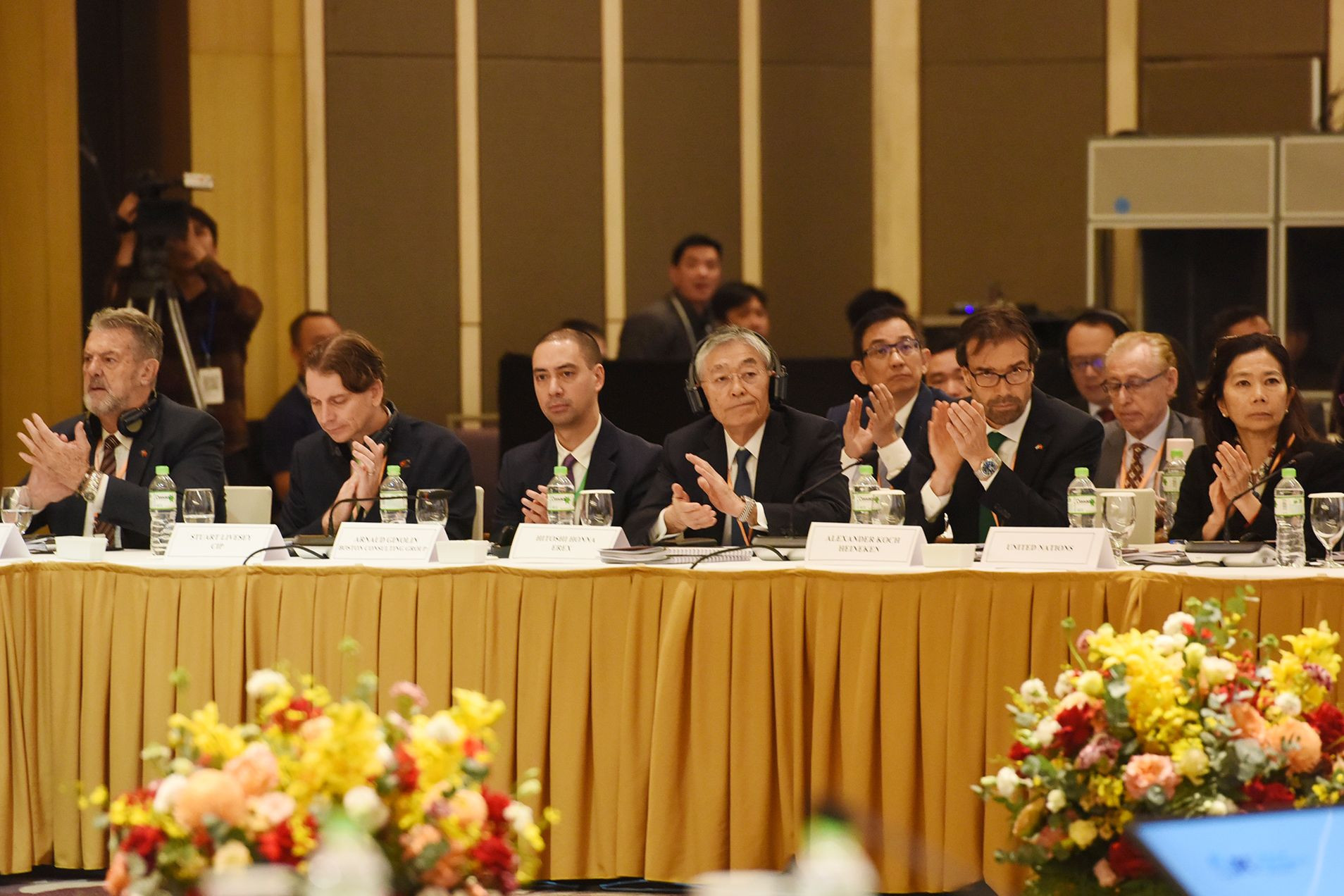 Đại diện các cơ quan ngoại giao, tổ chức quốc tế, các hiệp hội, doanh nghiệp FDI, chuyên gia kinh tế…