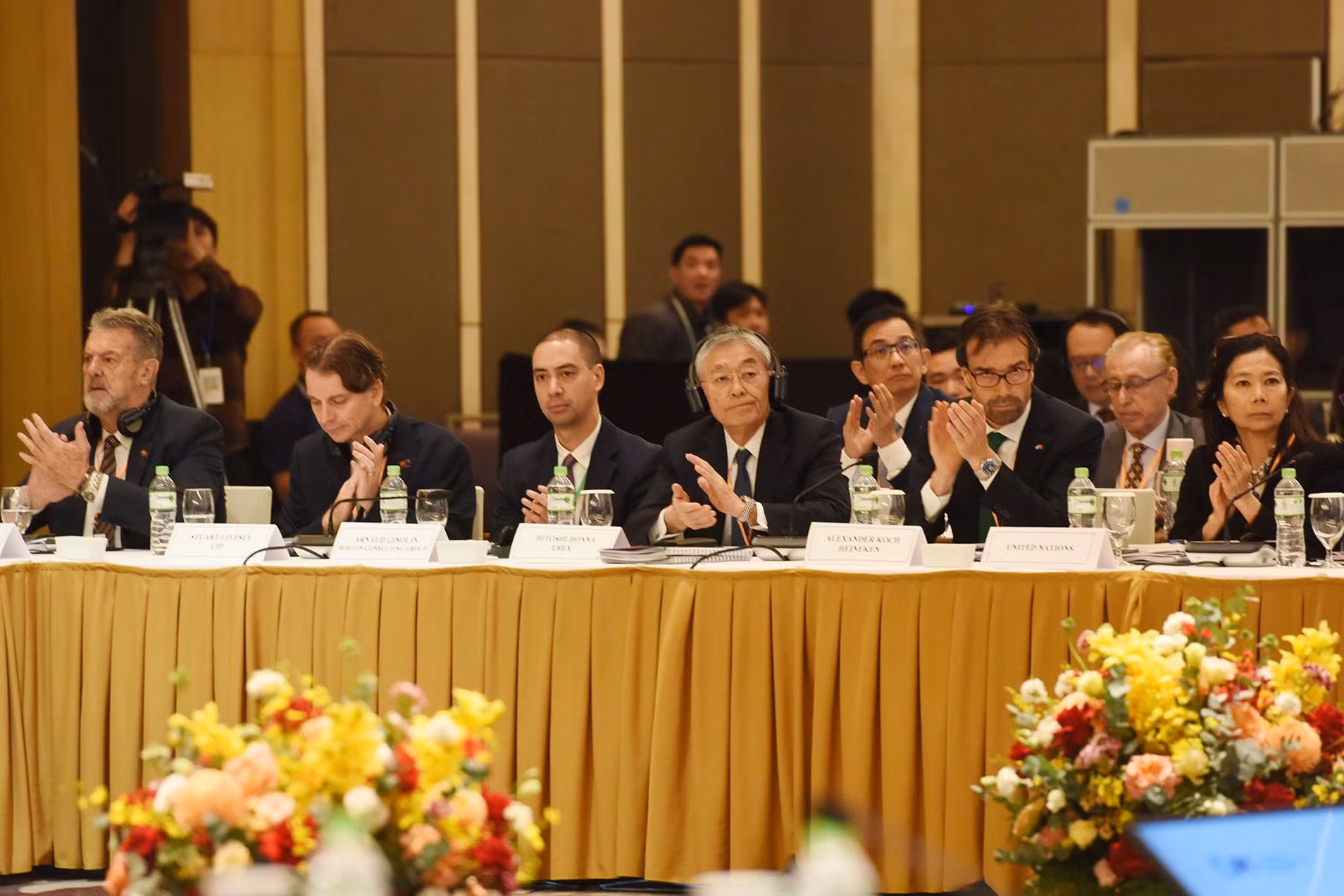 Đại diện các cơ quan ngoại giao, tổ chức quốc tế, các hiệp hội, doanh nghiệp FDI, chuyên gia kinh tế…