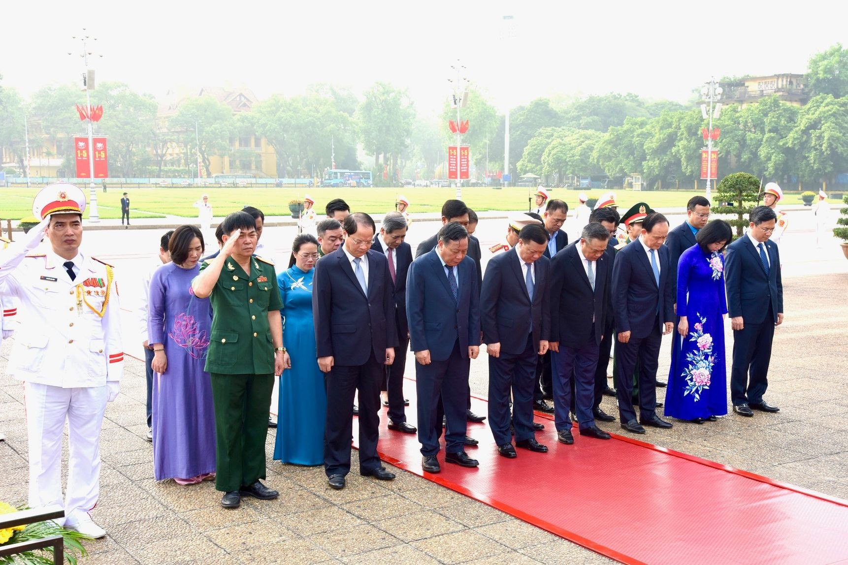 Đoàn đại biểu Thành ủy, Hội đồng nhân dân, Ủy ban nhân dân, Ủy ban Mặt trận Tổ quốc thành phố Hà Nội vào Lăng viếng Chủ tịch Hồ Chí Minh.