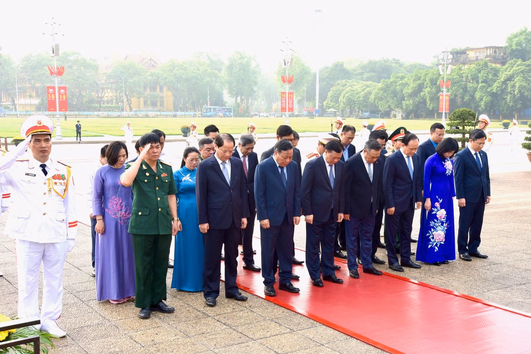 Đoàn đại biểu Thành ủy, Hội đồng nhân dân, Ủy ban nhân dân, Ủy ban Mặt trận Tổ quốc thành phố Hà Nội vào Lăng viếng Chủ tịch Hồ Chí Minh.