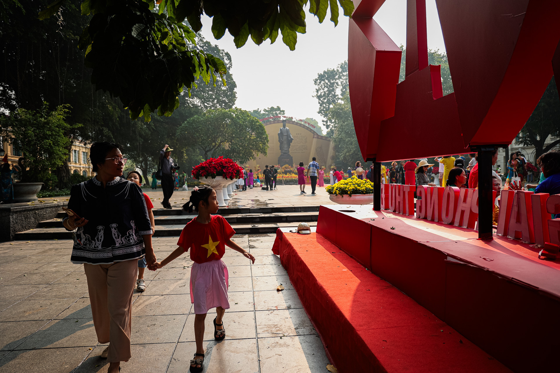 Khu vực Tượng đài Lý Thái Tổ đón nhận lượng lớn người dân tới chụp ảnh, tận hưởng không khí ngày Giải phóng Thủ đô.