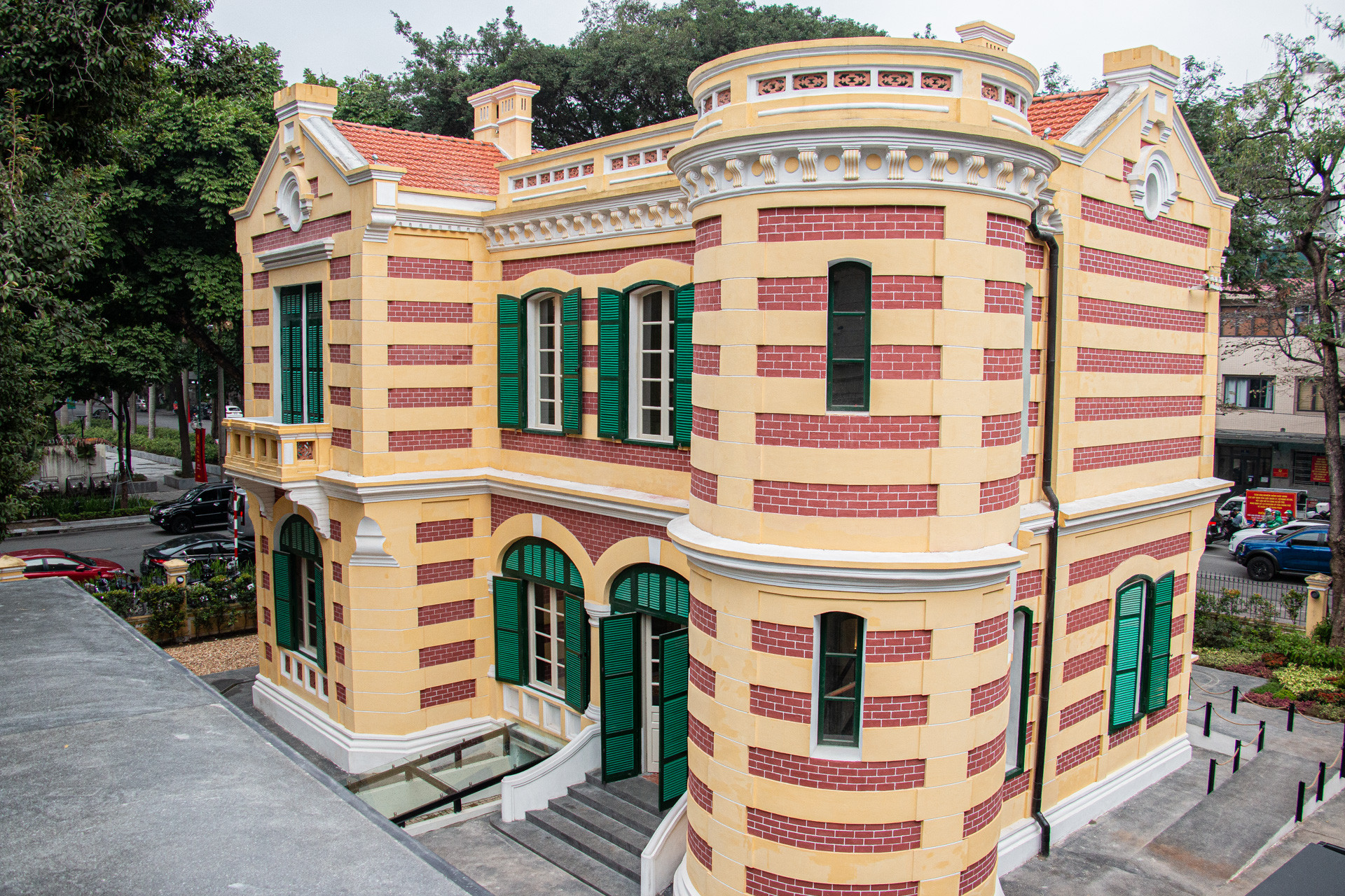 Tòa nhà số 49 Trần Hưng Đạo - 46 Hàng Bài là biệt thự Pháp đầu tiên của Hà Nội được trùng tu bài bản, kỳ vọng trở thành trung tâm giao lưu văn hóa khu phố cũ. Theo công bố của Ủy ban nhân dân Thành phố Hà Nội hồi tháng 6/2022, thành phố có 1216 biệt thự cũ nằm trong danh mục quản lý, được xây dựng từ trước năm 1954.