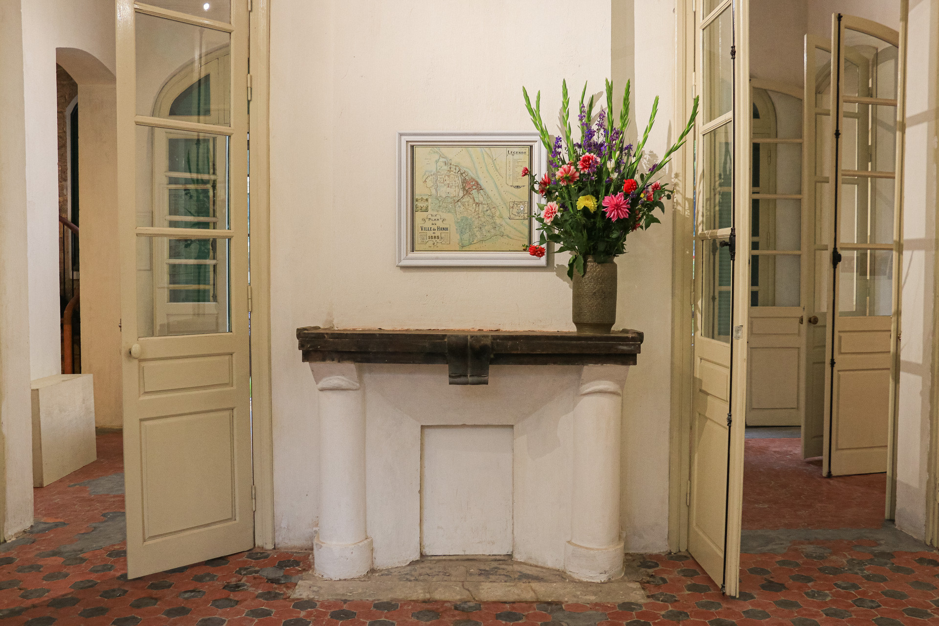 Ở bên trong căn biệt thự, tầng 1 được lát gạch mette hình lục lăng nhập từ Pháp, kích thước nhỏ ít nứt vỡ mặc dù mỏng, không tráng men.