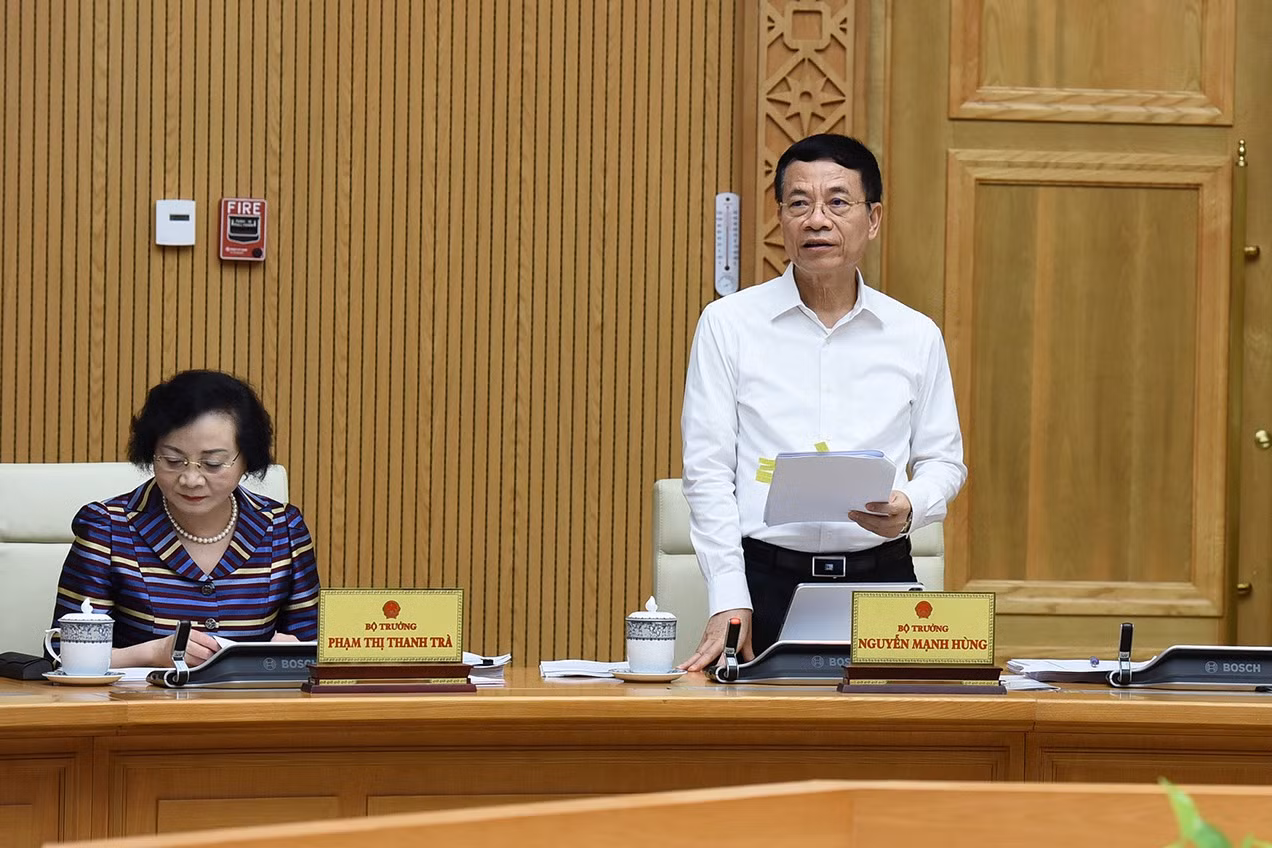 Bộ trưởng Thông tin và Truyền thông Nguyễn Mạnh Hùng phát biểu ý kiến tại phiên họp.