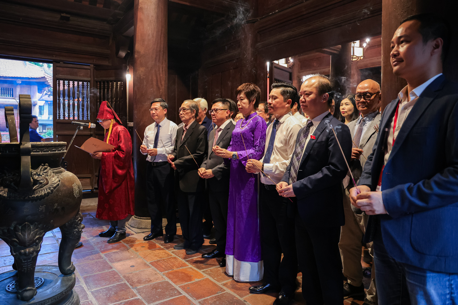 Các đại biểu thực hiện nghi thức dâng hương trước khi lễ trao giải bắt đầu.