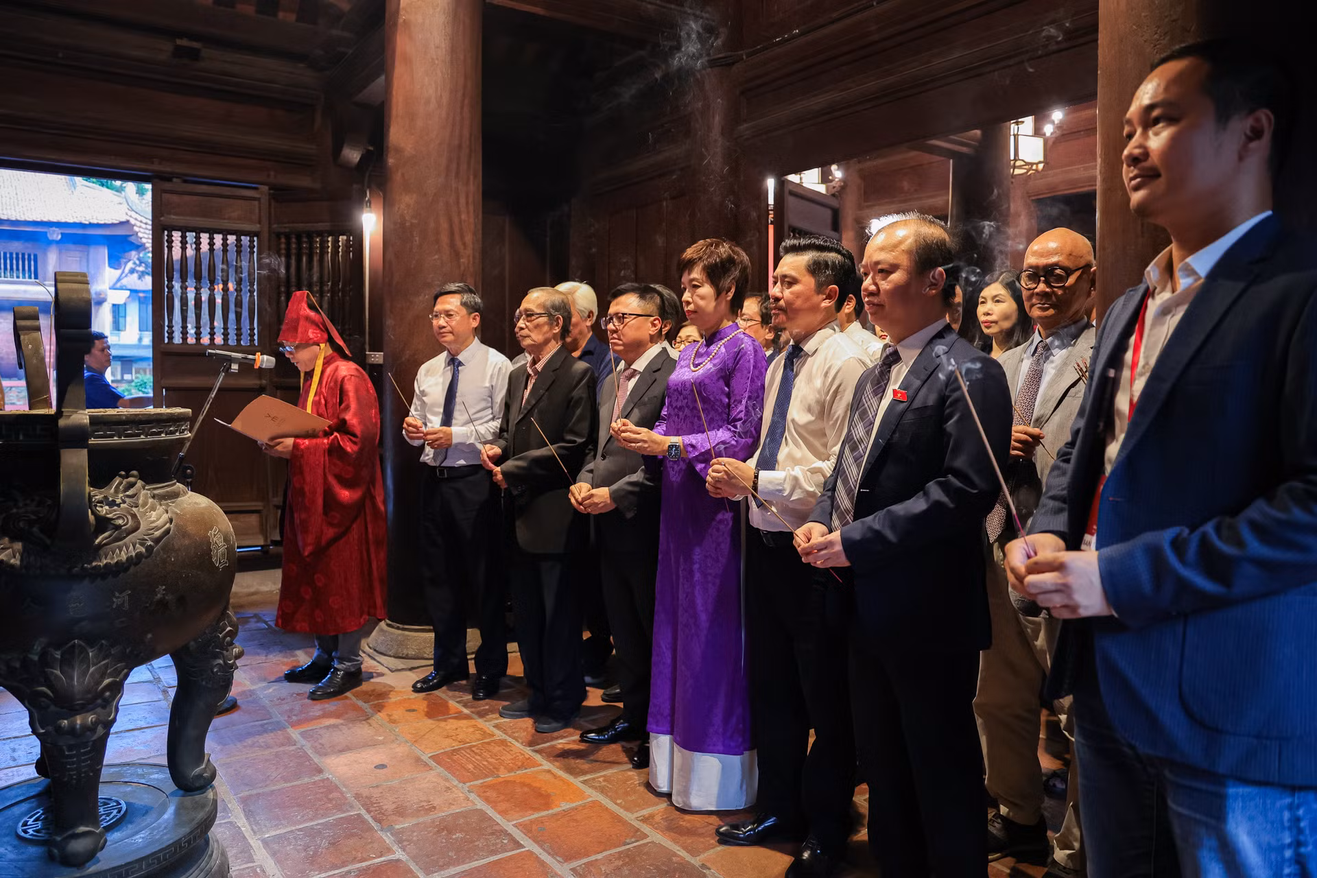 Các đại biểu thực hiện nghi thức dâng hương trước khi lễ trao giải bắt đầu.