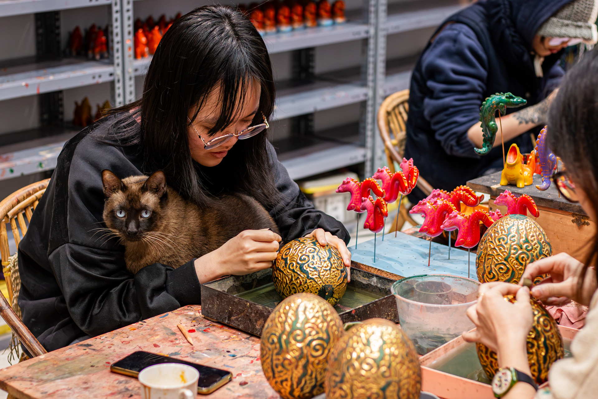Bạn Đặng Bảo Trâm, sinh viên trường Đại học Mỹ thuật Công nghiệp cho rằng công đoạn vẽ chi tiết là khó khăn và cần sự tỉ mỉ nhất. "Mới đầu chưa quen thì chúng em cần rất nhiều thời gian mới vẽ được chi tiết cho chú rồng.", Trâm chia sẻ.