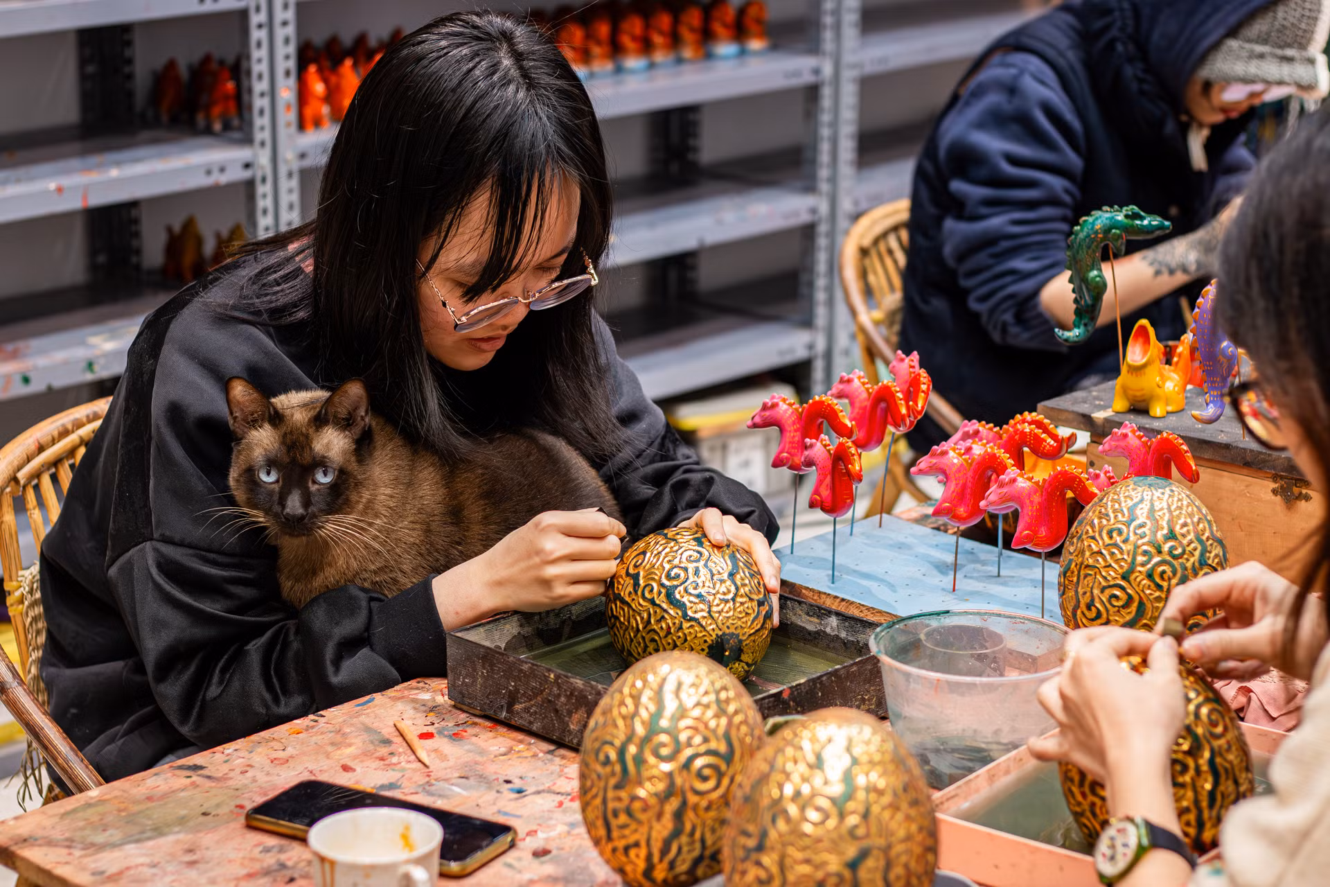 Bạn Đặng Bảo Trâm, sinh viên trường Đại học Mỹ thuật Công nghiệp cho rằng công đoạn vẽ chi tiết là khó khăn và cần sự tỉ mỉ nhất. "Mới đầu chưa quen thì chúng em cần rất nhiều thời gian mới vẽ được chi tiết cho chú rồng.", Trâm chia sẻ.