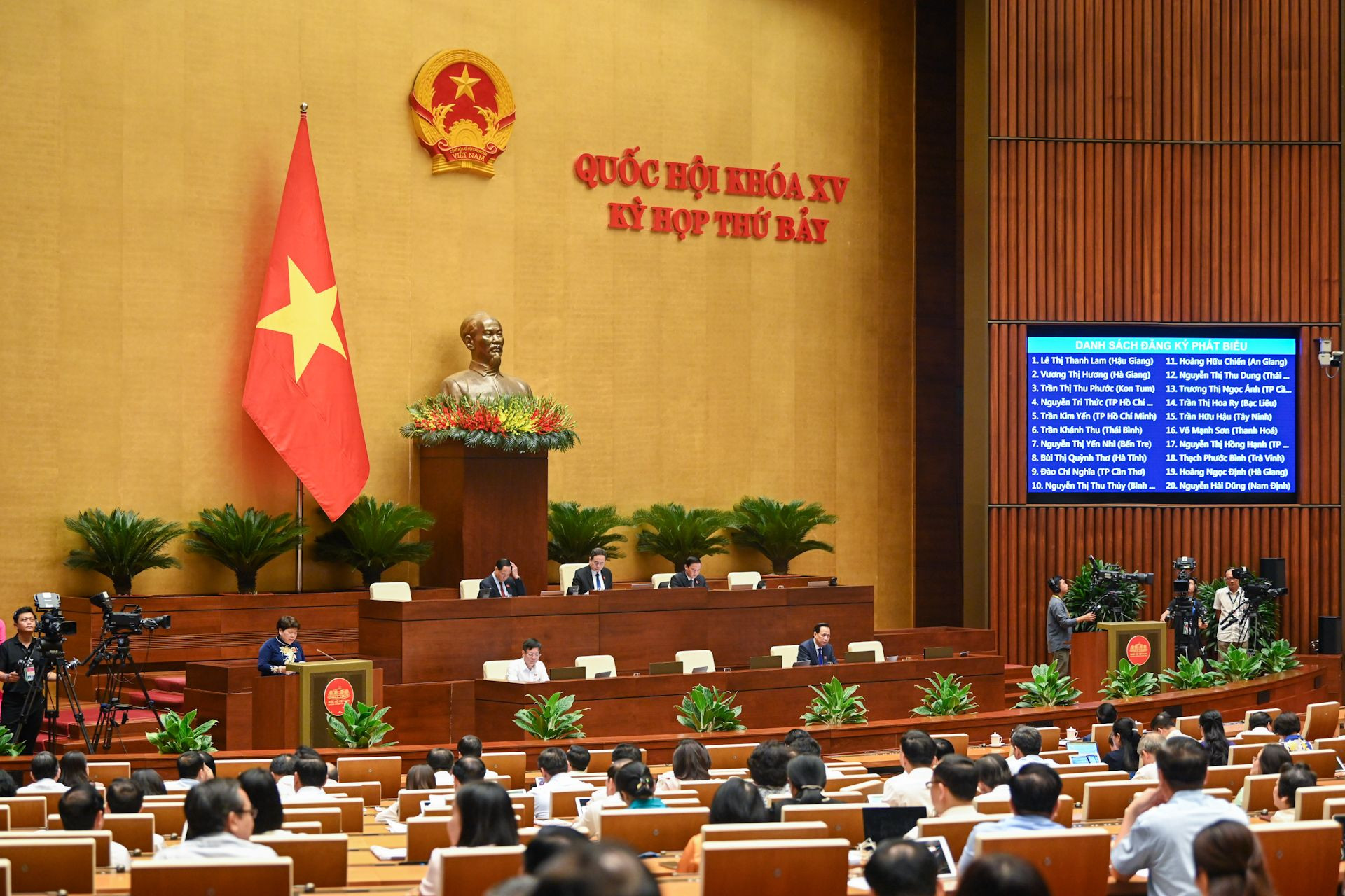 Quang cảnh phiên họp tại Hội trường Diên Hồng, Nhà Quốc hội.