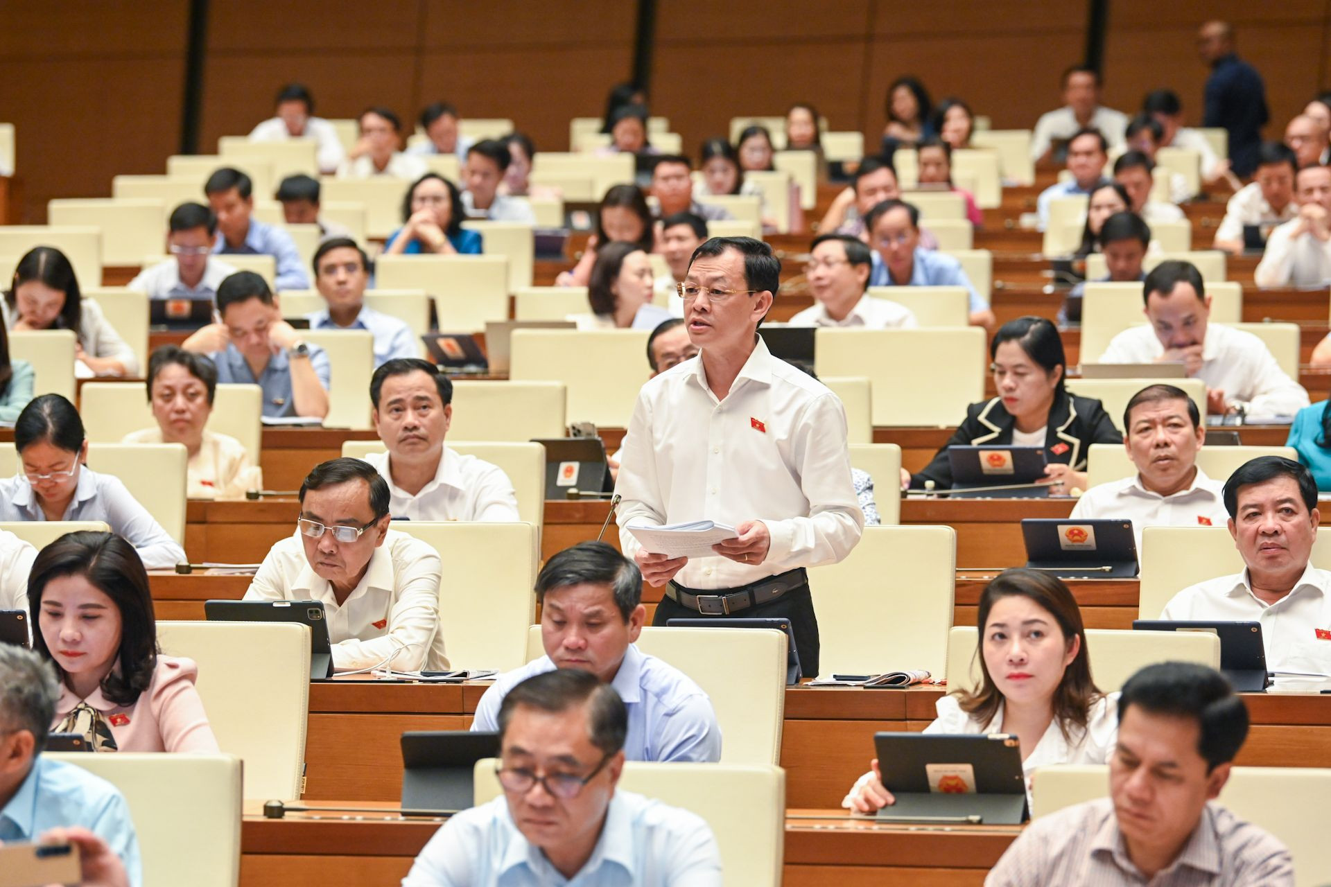 Đại biểu Nguyễn Tri Thức (Đoàn đại biểu Quốc hội Thành phố Hồ Chí Minh) tham gia ý kiến thảo luận.