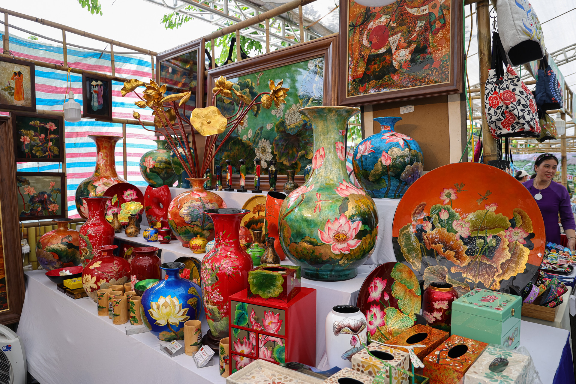 Bên cạnh các sản phẩm làm từ sen, tại sự kiện, những sản phẩm thủ công mỹ nghệ, điêu khắc sơn mài với họa tiết về sen cũng được sự chú ý của du khách tham quan.