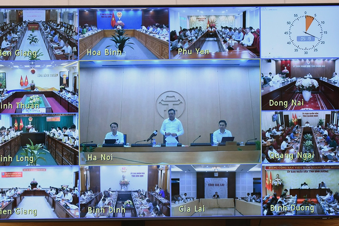 Phiên họp được tổ chức theo hình thức trực tiếp kết hợp trực tuyến, kết nối từ điểm cầu trụ sở Chính phủ tới 63 tỉnh, thành phố trực thuộc Trung ương.