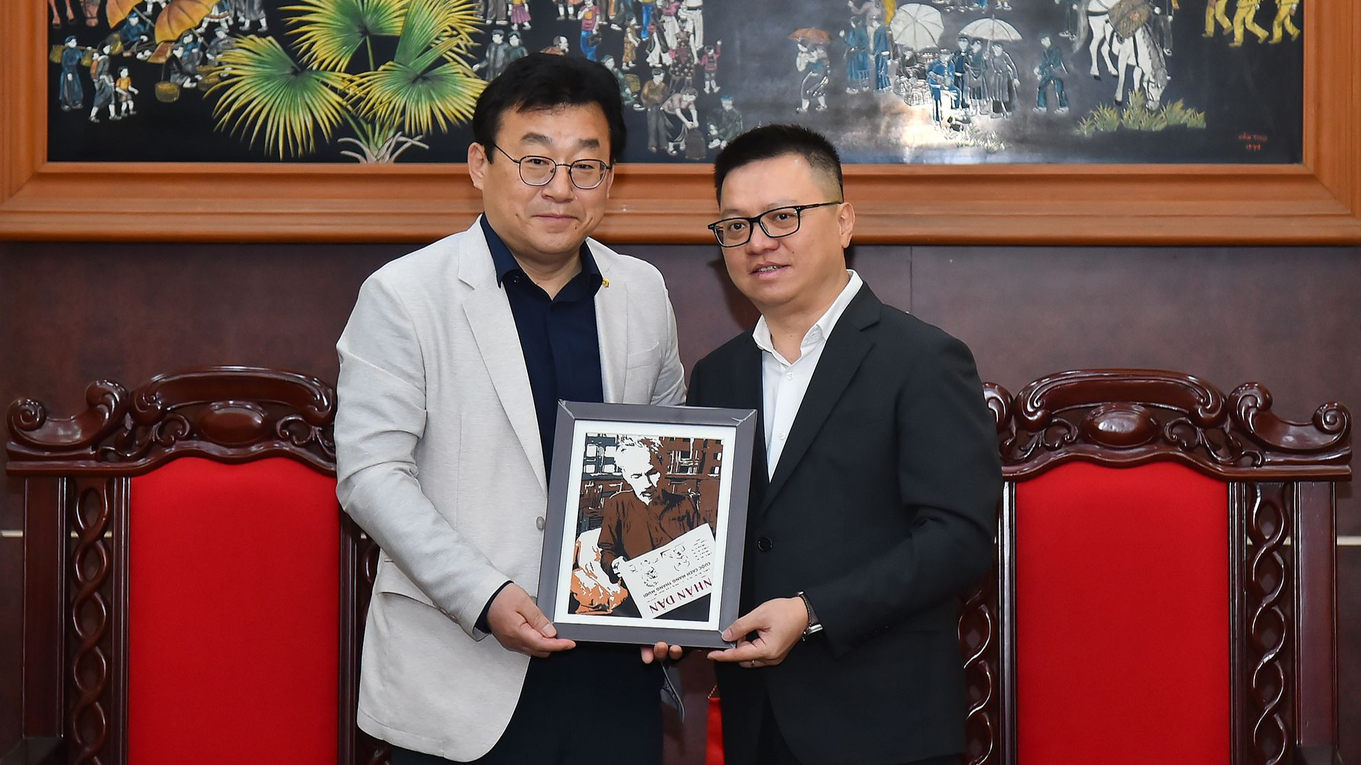 Tổng Biên tập Báo Nhân Dân Lê Quốc Minh trao quà tặng ông Park Jong Hyun, Chủ tịch Hội Nhà báo Hàn Quốc tại buổi tiếp.