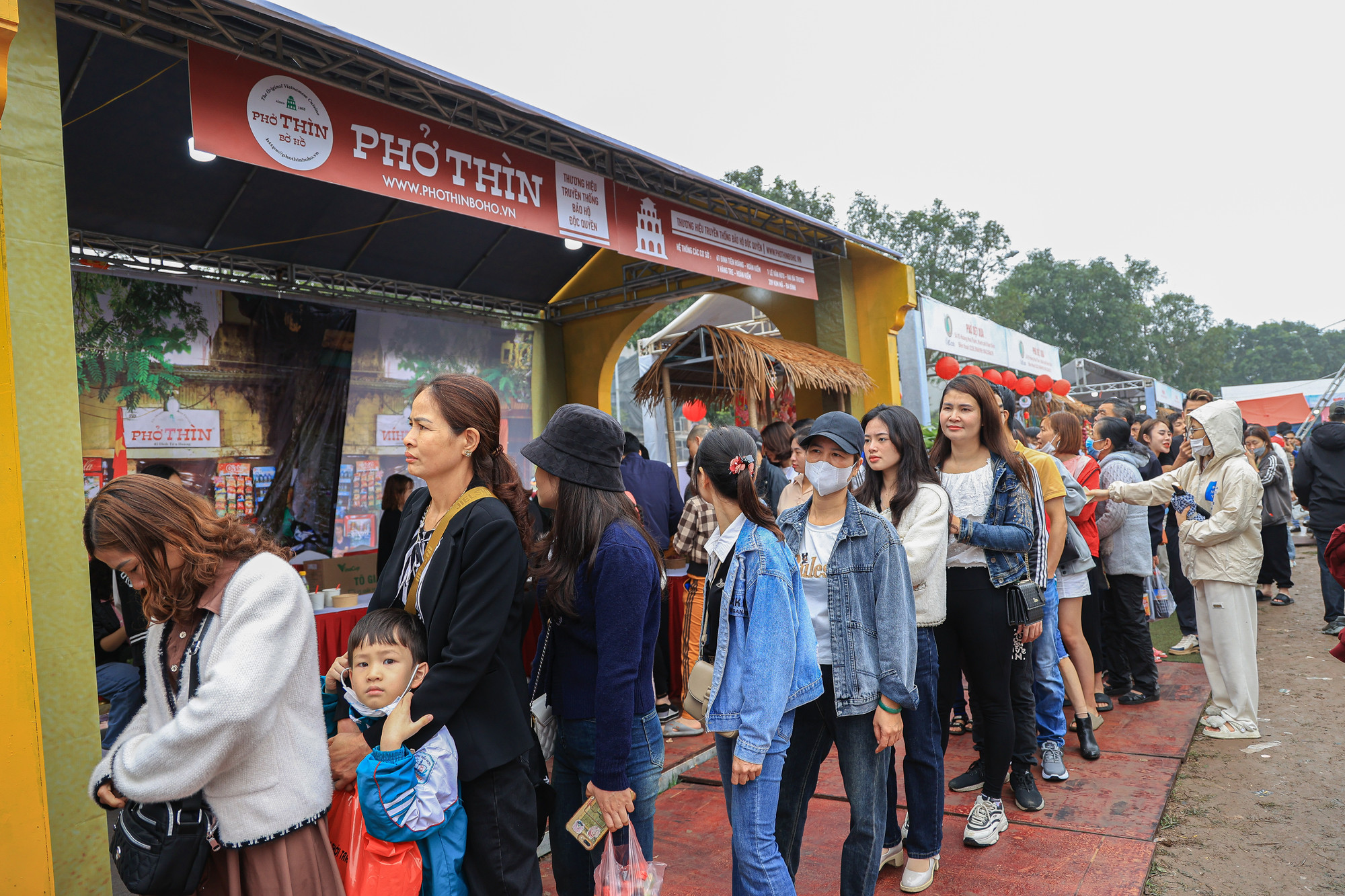 Sau khi sở hữu tấm coupon, mọi người tiếp tục phải xếp hàng dài để chờ đợi được thưởng thức phở. Các thương hiệu phở bò truyền thống như Vân Cù, phở Thìn Bờ Hồ tiếp tục nhận được rất đông sự chờ đợi của thực khách.