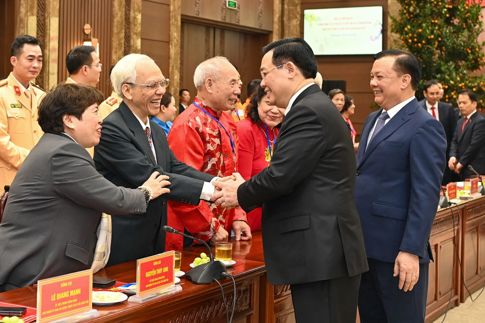 Chủ tịch Quốc hội Vương Đình Huệ thăm hỏi, chúc Tết các bậc cao niên tại hội nghị. Chủ tịch Quốc hội Vương Đình Huệ thăm hỏi, chúc Tết các bậc cao niên tại hội nghị.