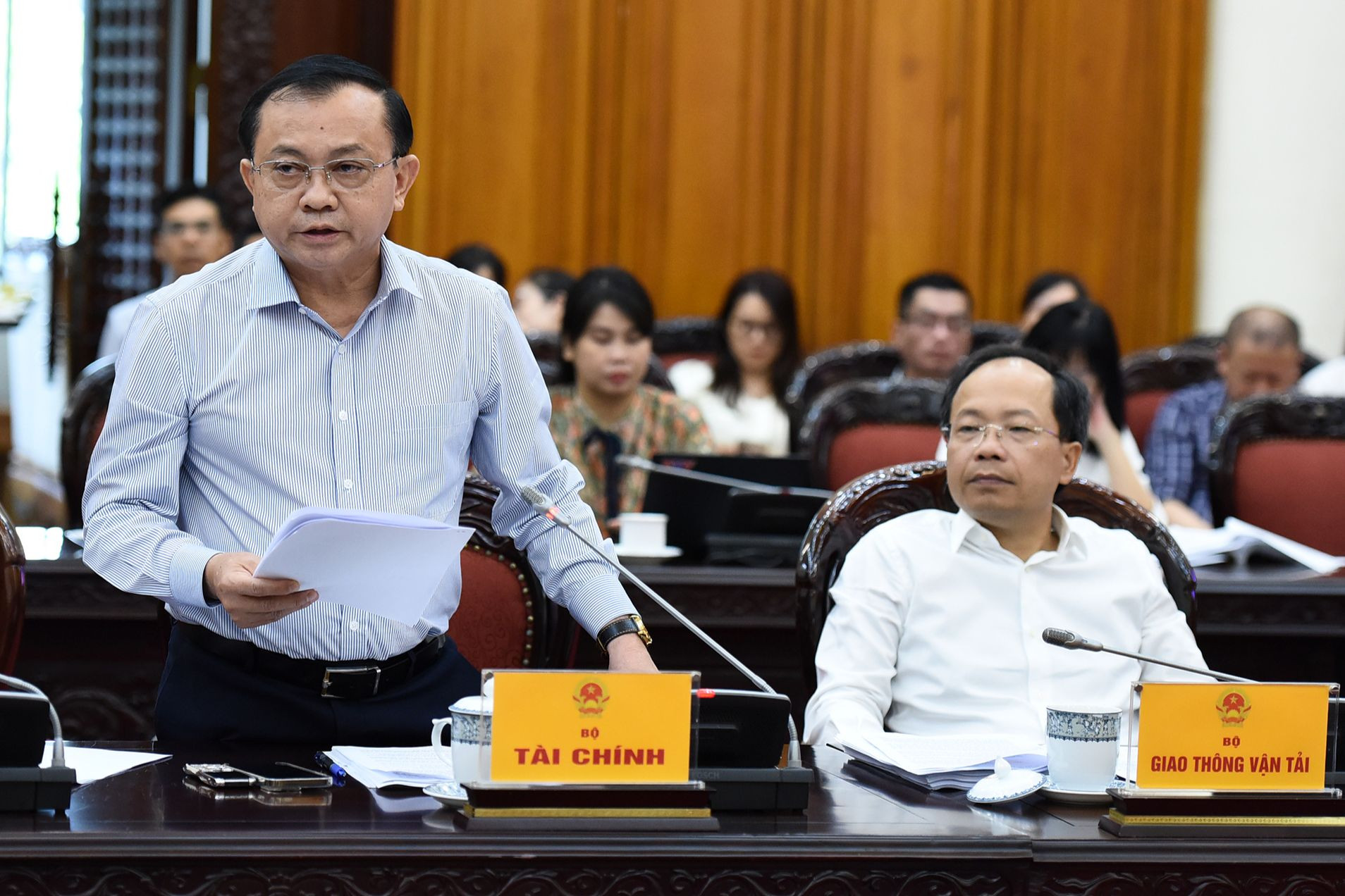 Thứ trưởng Tài chính Lê Tấn Cận phát biểu tại phiên họp.