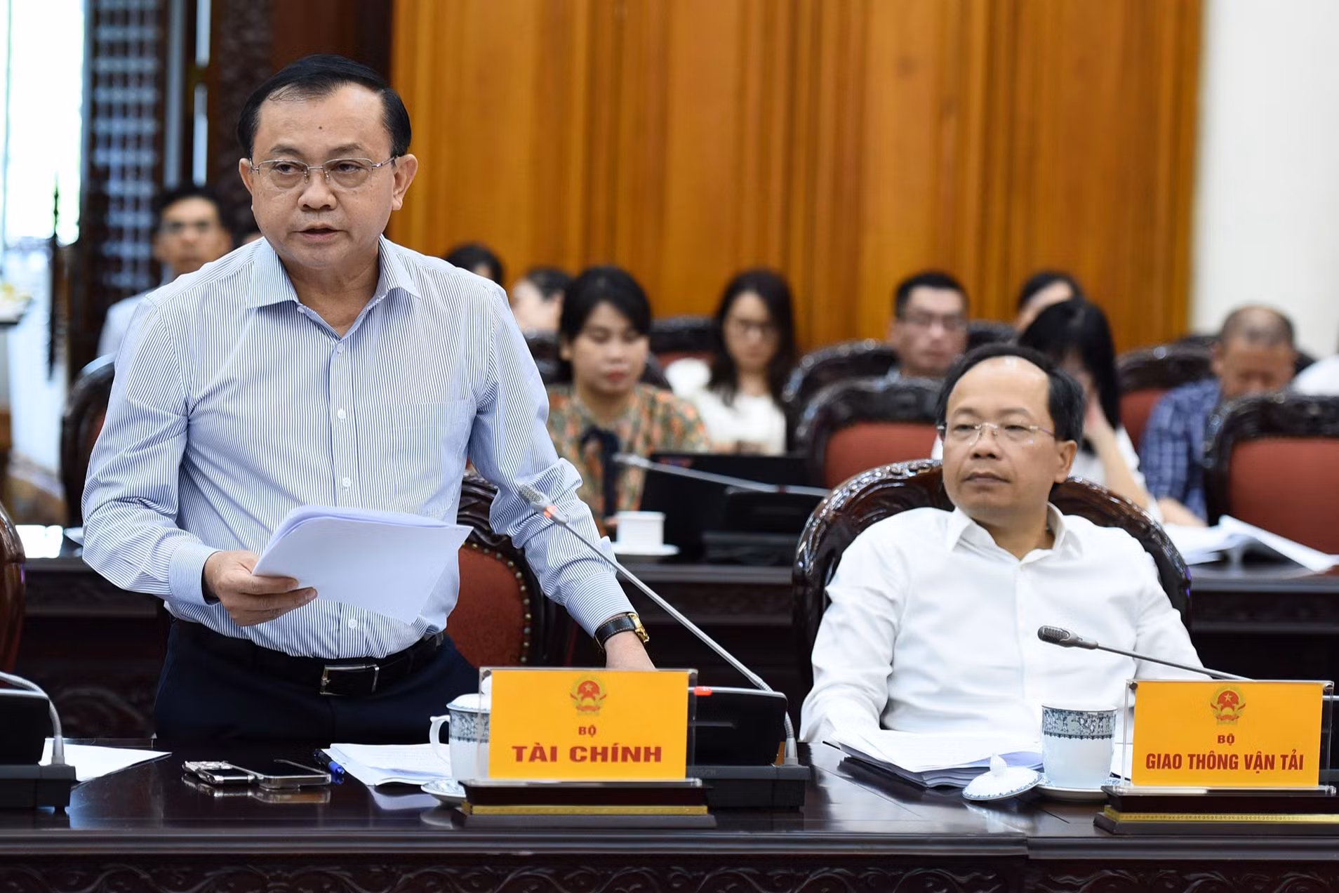 Thứ trưởng Tài chính Lê Tấn Cận phát biểu tại phiên họp.