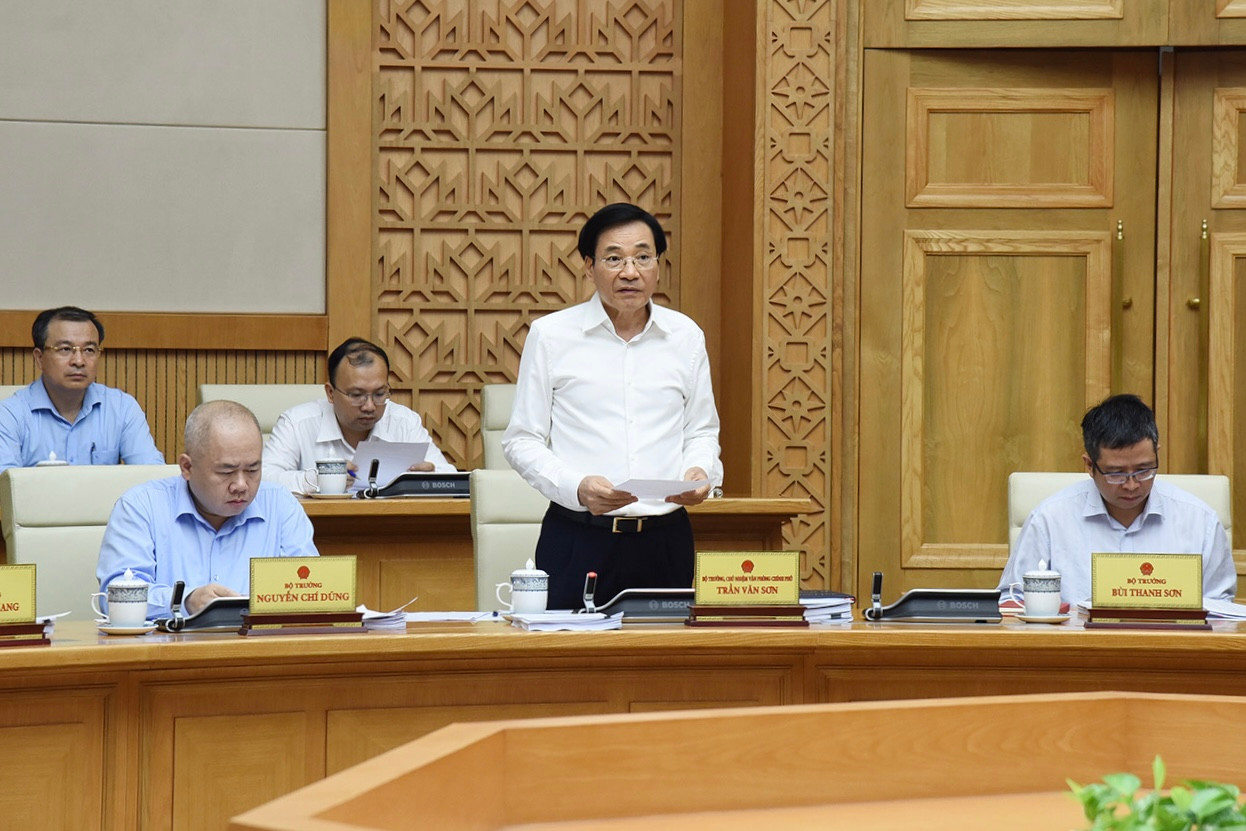 Bộ trưởng, Chủ nhiệm Văn phòng Chính phủ Trần Văn Sơn phát biểu ý kiến tại phiên họp.