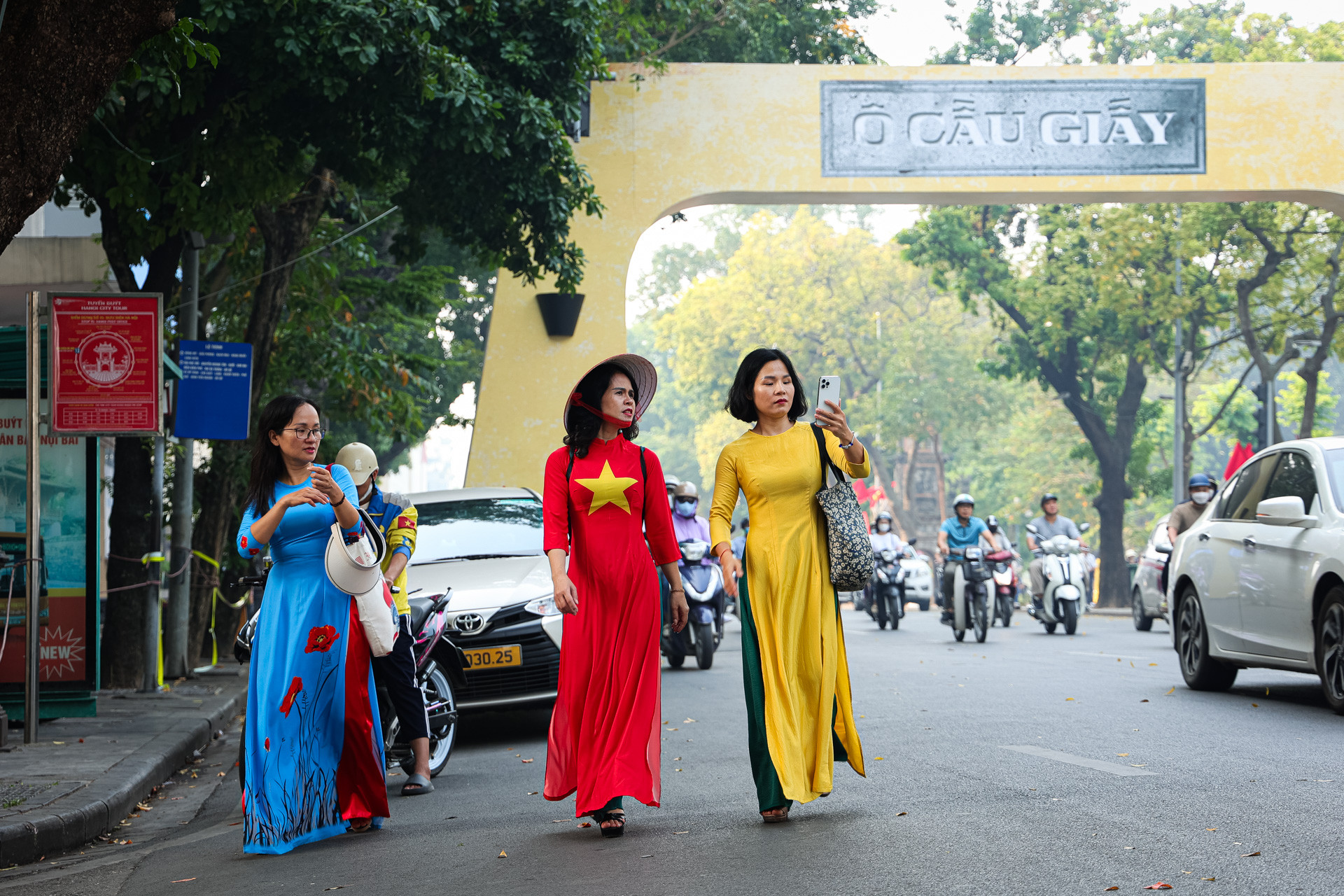 Người dân tranh thủ tiết thu dịu nhẹ, xúng xính áo dài lên bờ hồ để tranh thủ lưu lại những bức hình nhân dịp lễ trọng đại này.