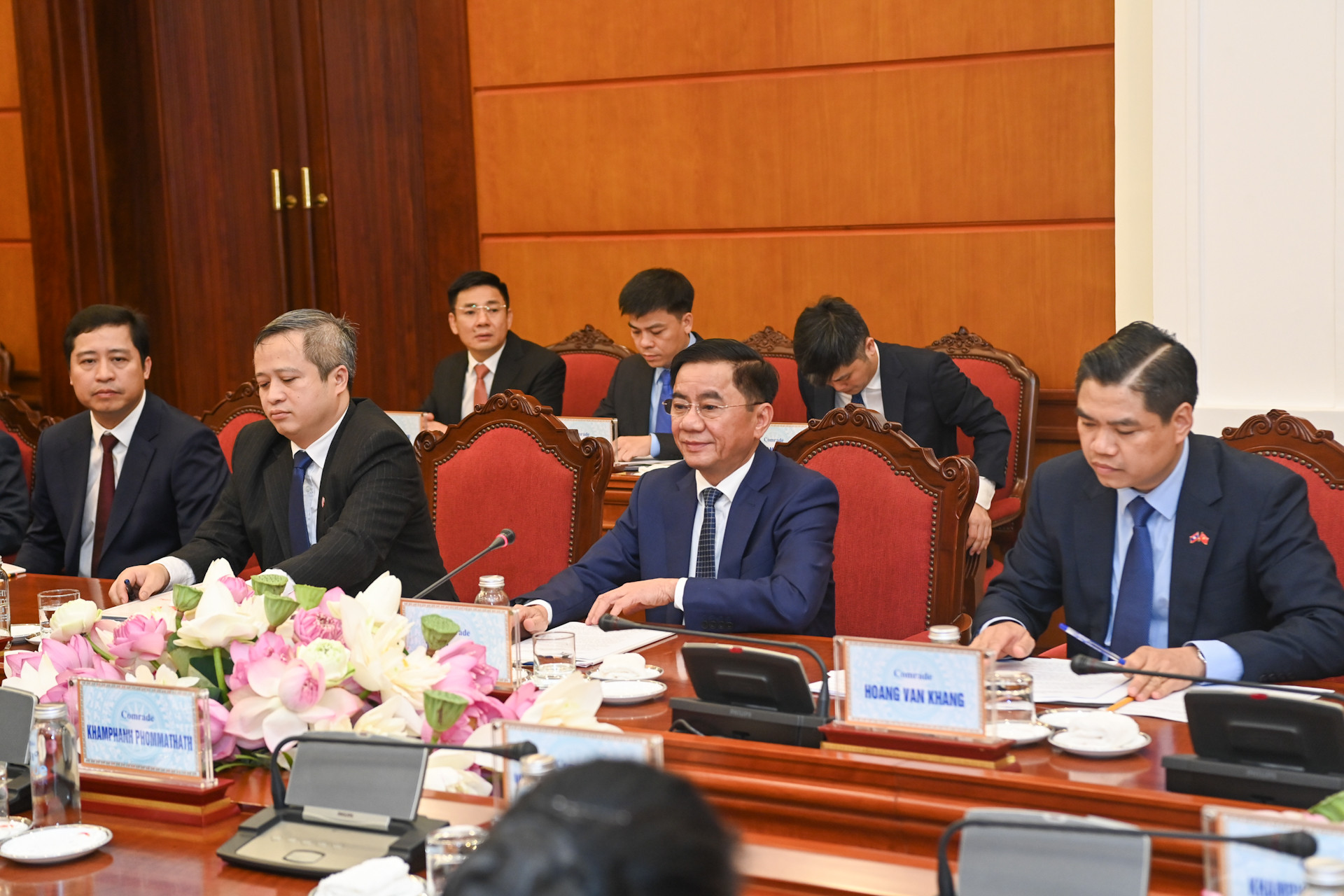 Chủ nhiệm Ủy ban Kiểm tra Trung ương Trần Cẩm Tú và các đại biểu Việt Nam tại buổi hội đàm.