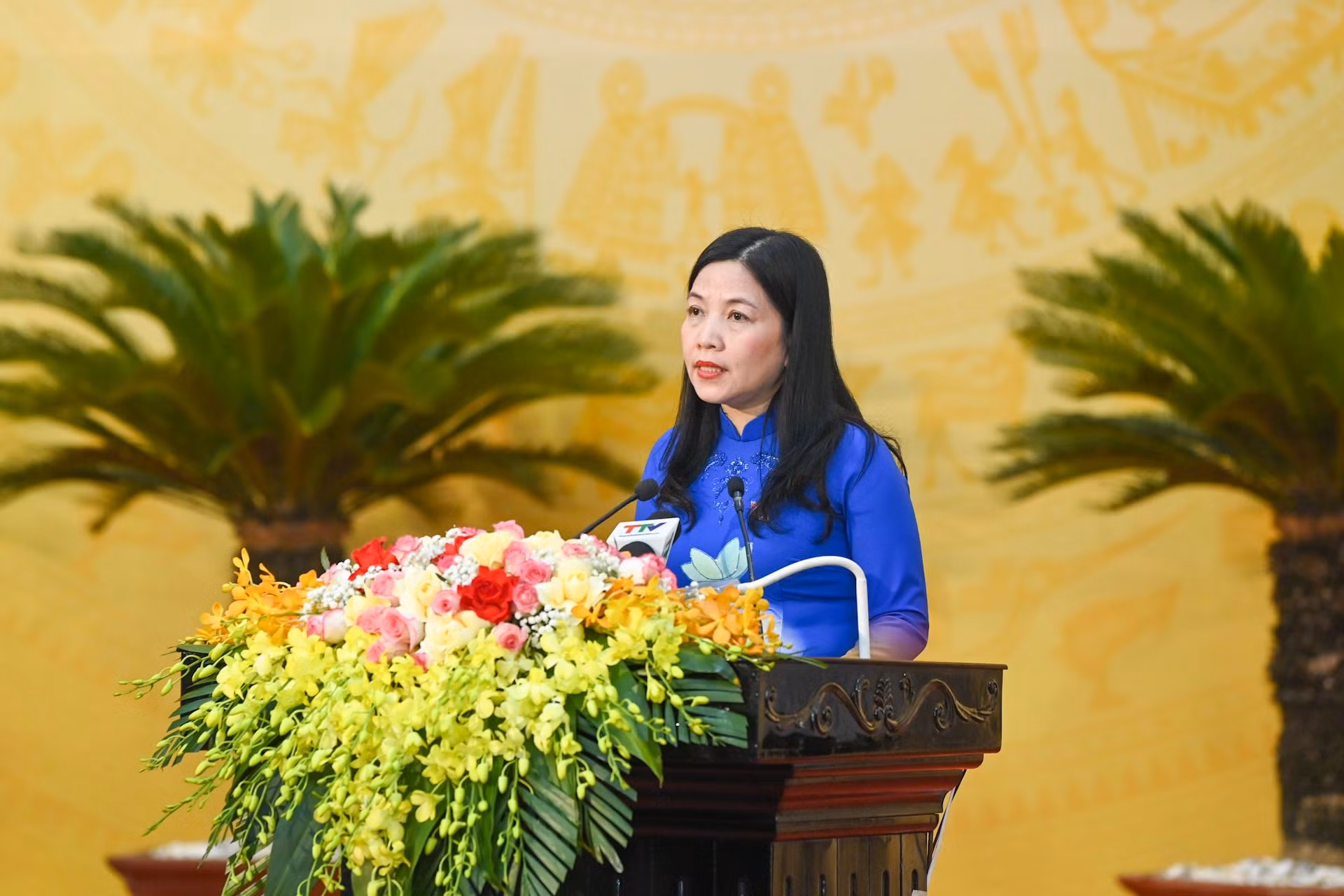 Trưởng Ban Dân vận, Chủ tịch Ủy ban Mặt trận Tổ quốc tỉnh Thanh Hóa Phạm Thị Thanh Thủy trình bày Thông báo công tác mặt trận tham gia xây dựng chính quyền và tổng hợp ý kiến, kiến nghị của cử tri và nhân dân trong tỉnh gửi đến kỳ họp.