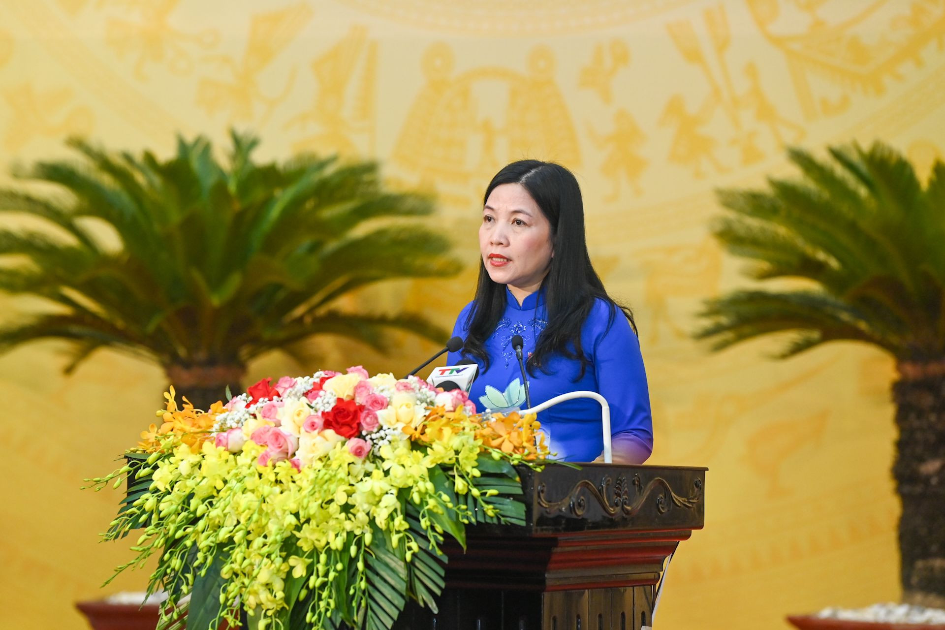 Trưởng Ban Dân vận, Chủ tịch Ủy ban Mặt trận Tổ quốc tỉnh Thanh Hóa Phạm Thị Thanh Thủy trình bày Thông báo công tác mặt trận tham gia xây dựng chính quyền và tổng hợp ý kiến, kiến nghị của cử tri và nhân dân trong tỉnh gửi đến kỳ họp.