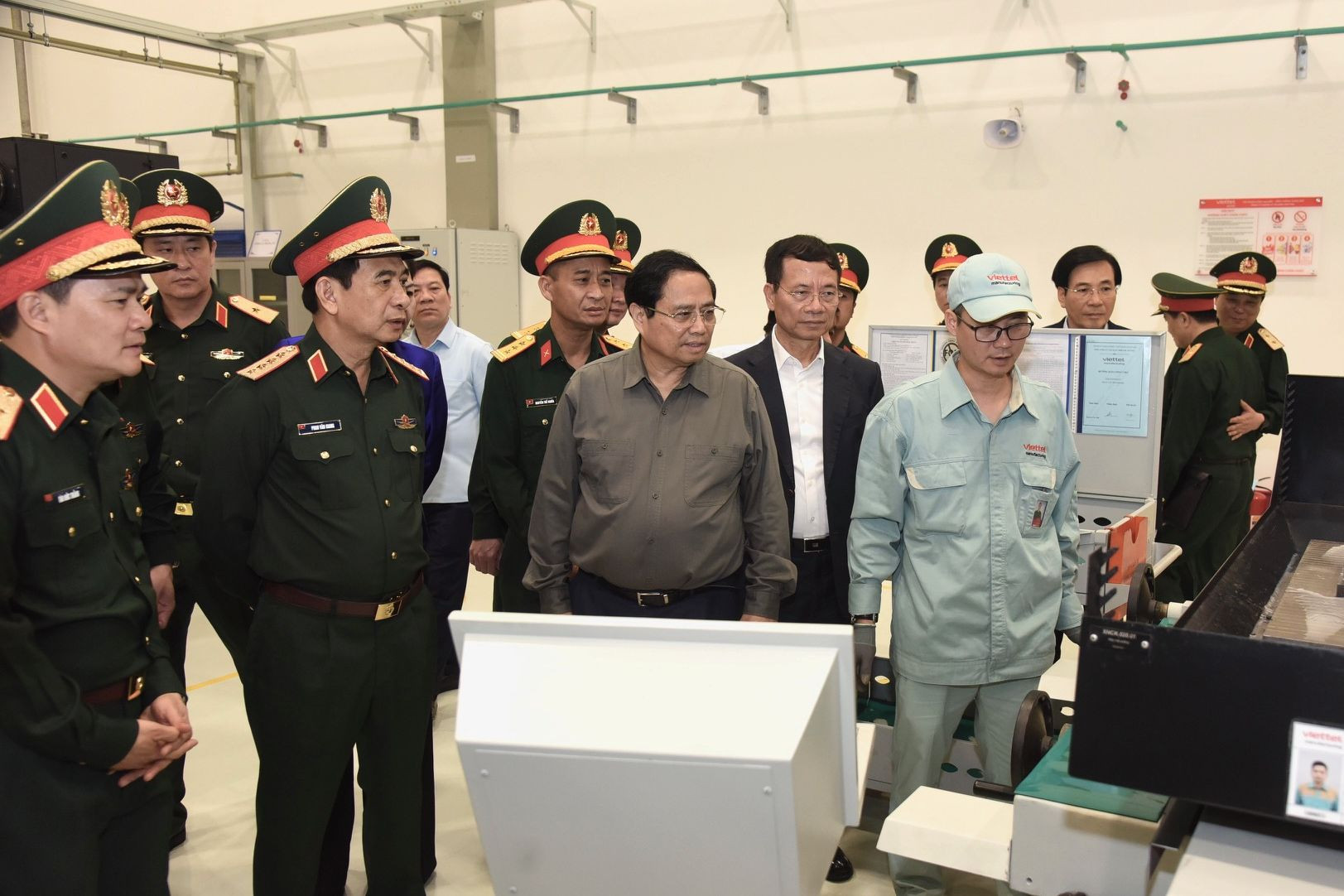 Thủ tướng Phạm Minh Chính tham quan xưởng sản xuất sản phẩm cơ khí công nghệ cao của Tập đoàn Viettel. Thủ tướng Phạm Minh Chính tham quan xưởng sản xuất sản phẩm cơ khí công nghệ cao của Tập đoàn Viettel.