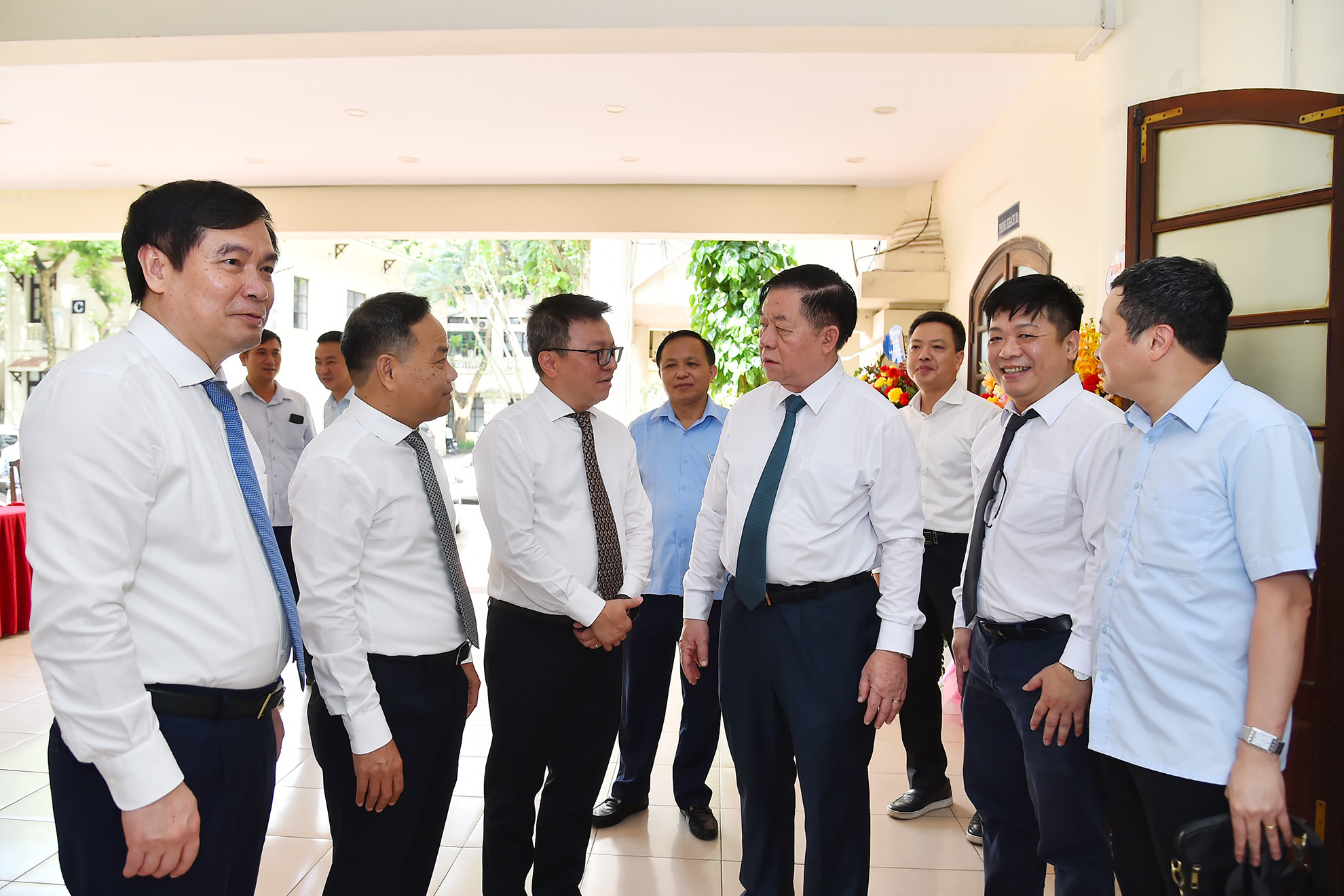 Trưởng Ban Tuyên giáo Trung ương Nguyễn Trọng Nghĩa trao đổi với Tổng Biên tập Báo Nhân Dân Lê Quốc Minh, các đồng chí lãnh đạo Báo Nhân Dân bên lề buổi làm việc.